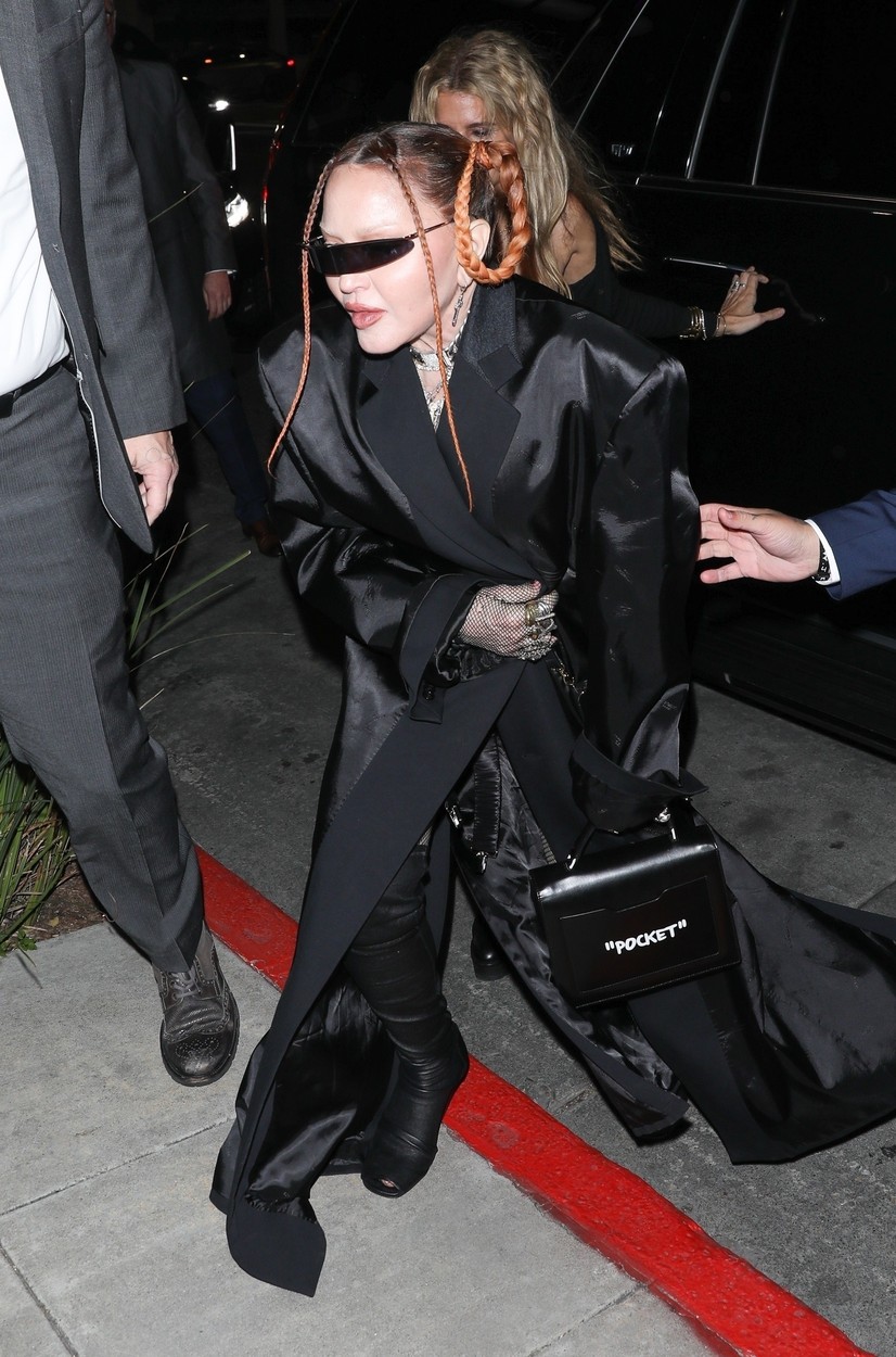 Madonna, excentrică la Premiile Grammy 2023. A apărut într-o ținută neagră, cu un bici în mână