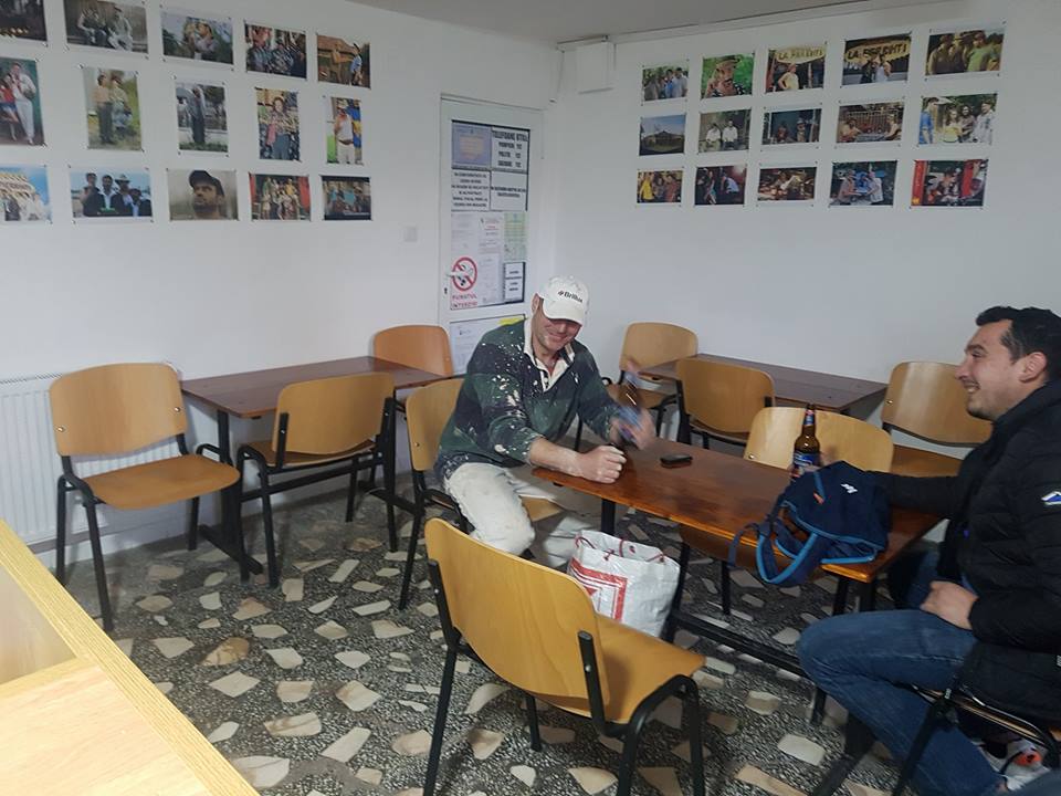 FOTO/Bar „Las Fierbințí”, deschis la Alba Iulia. Pereţii tapetaţi cu poze cu Celentano, Bobiţă, Firicel şi alte personaje din celebrul serial