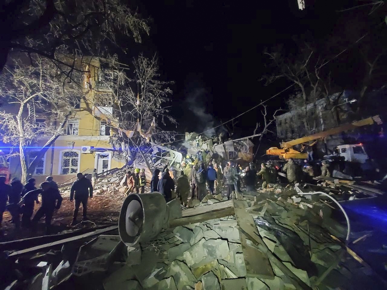 Cel puțin doi morți și 21 de răniți, după ce o rachetă rusească a lovit o clădire rezidențială din Kramatorsk. Alte 7 blocuri au fost avariate