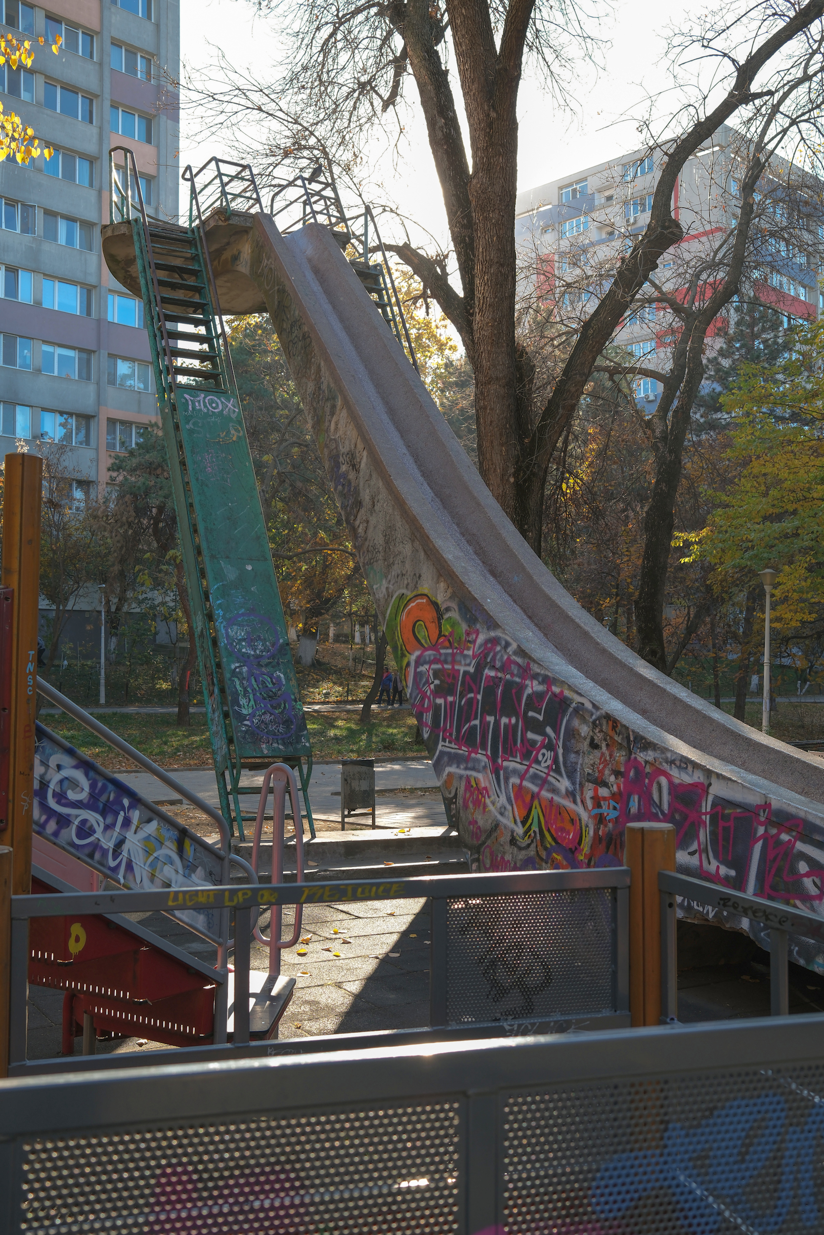 Cel mai vechi tobogan din România încă rezistă în parcul Floreasca din București. „Drumul spre școală începea obligatoriu aici”
