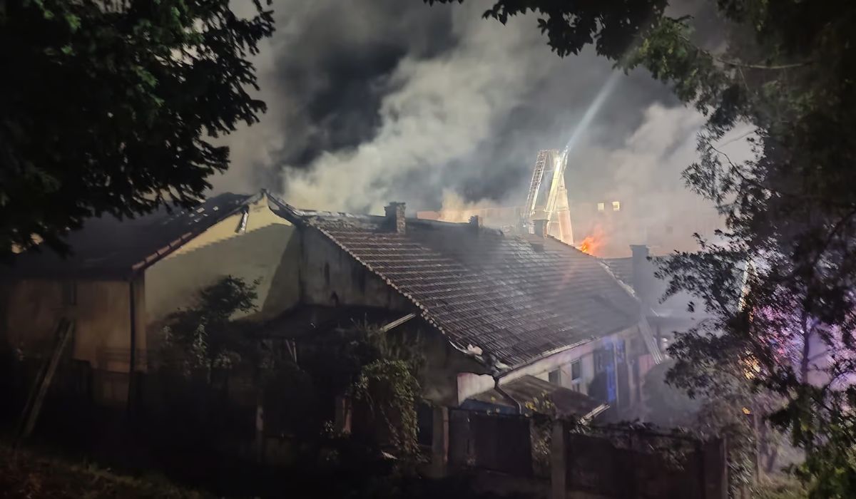 Un incendiu a izbucnit la o pensiune din campusul studențesc Hasdeu, Cluj-Napoca, extinzându-se la două case