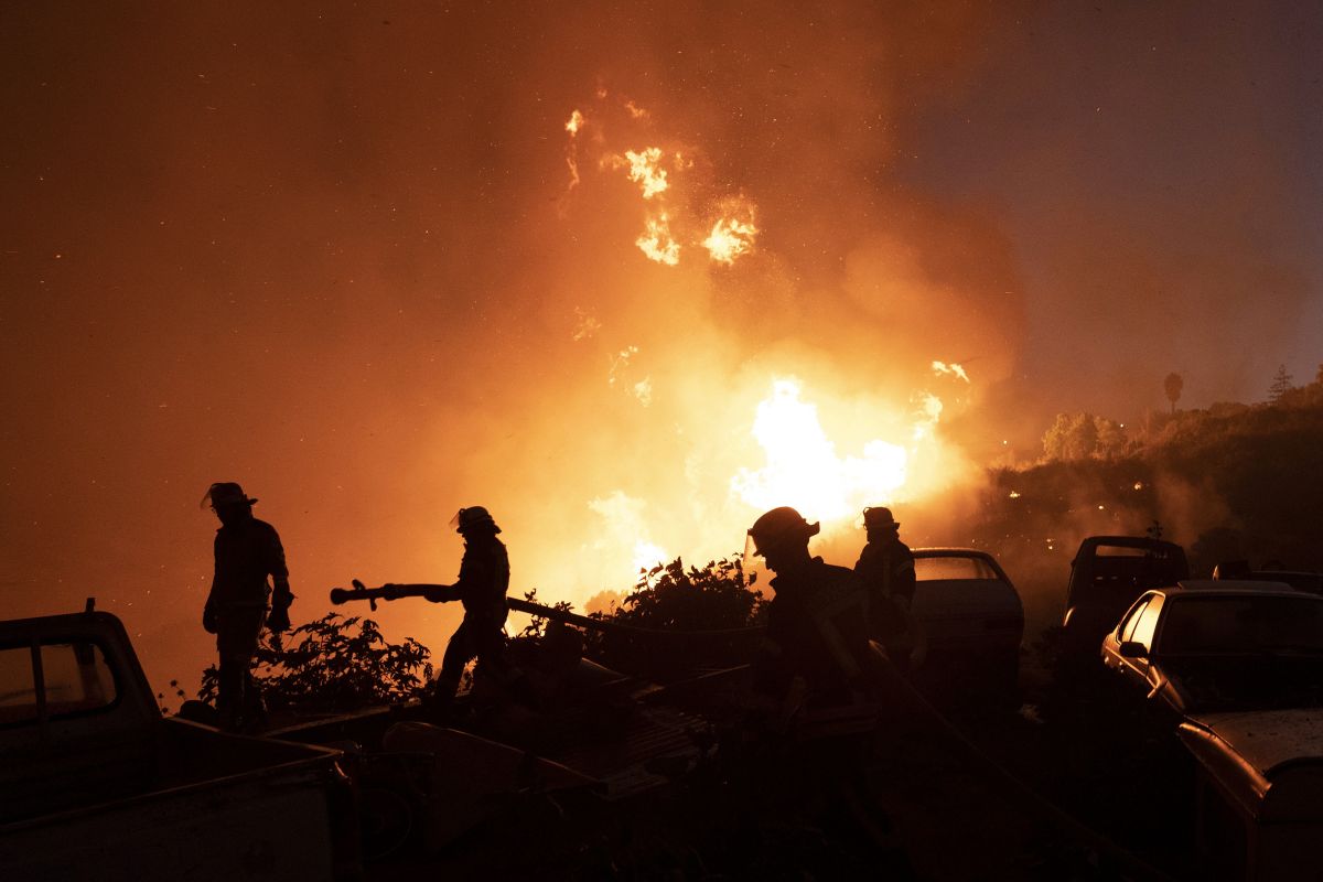Incendii violente în Chile, într-o stațiune de pe litoral și lângă o rafinărie. Două persoane au murit și sute de case au fost avariate