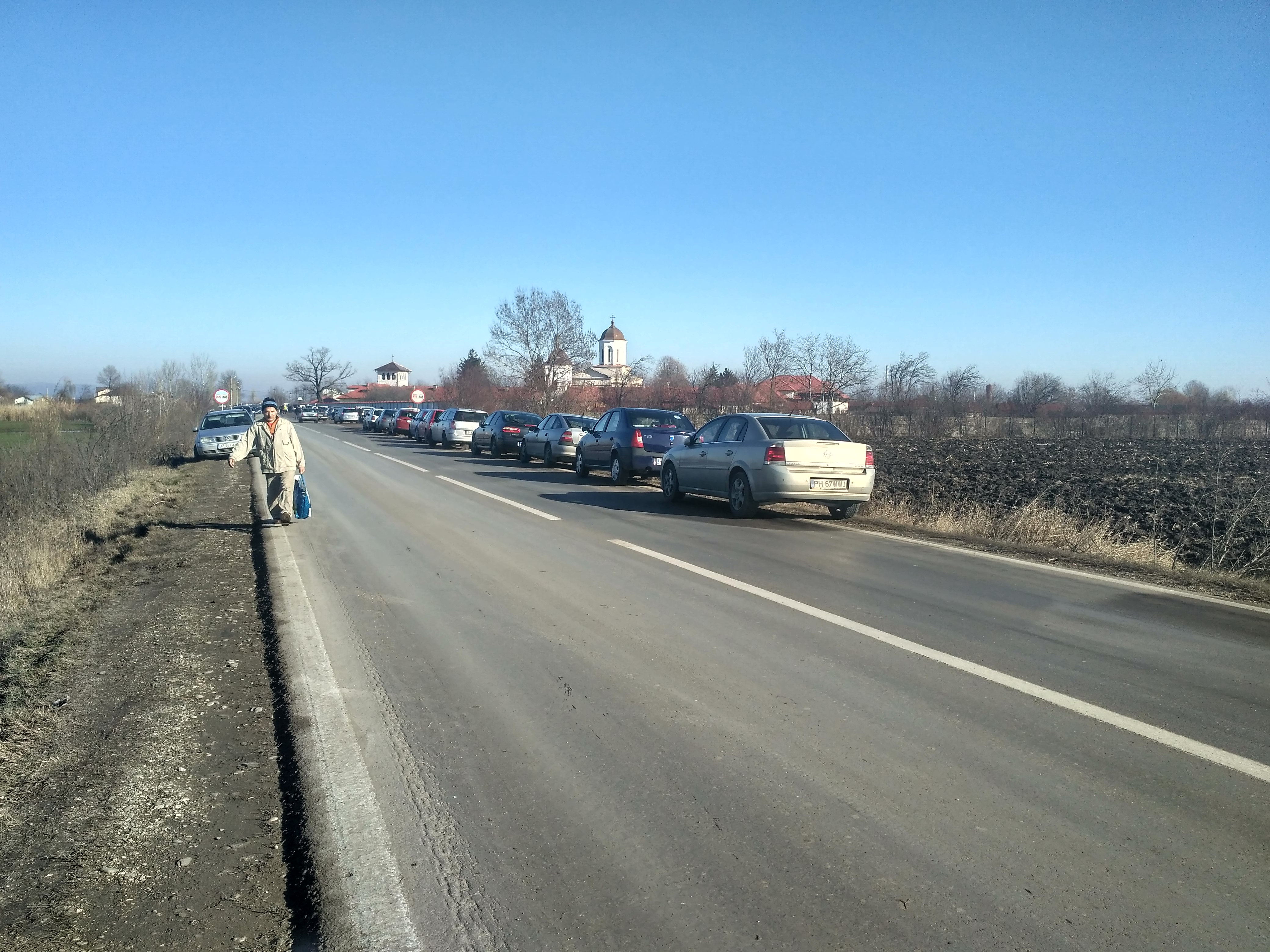 REPORTAJ: Atrași de un izvor tămăduitor, o mie de pelerini s-au rugat la Mănăstirea Ghighiu să li se îndeplinească dorințele| FOTO