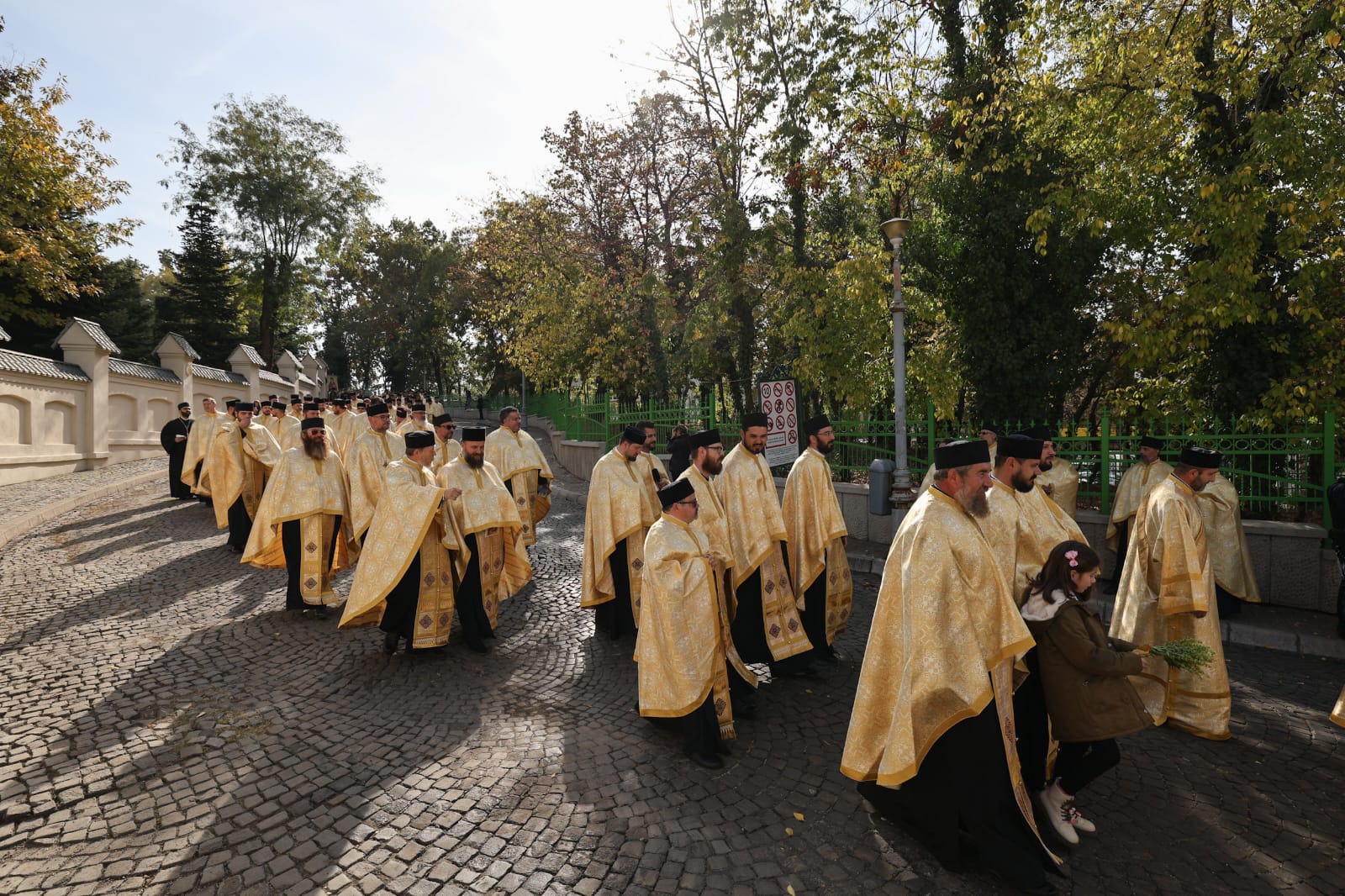 Procesiune religioasă în București, cu moaştele a cinci sfinți. Becali și Simion printre participanți. Programul sărbătorii Sfântului Dimitrie cel Nou