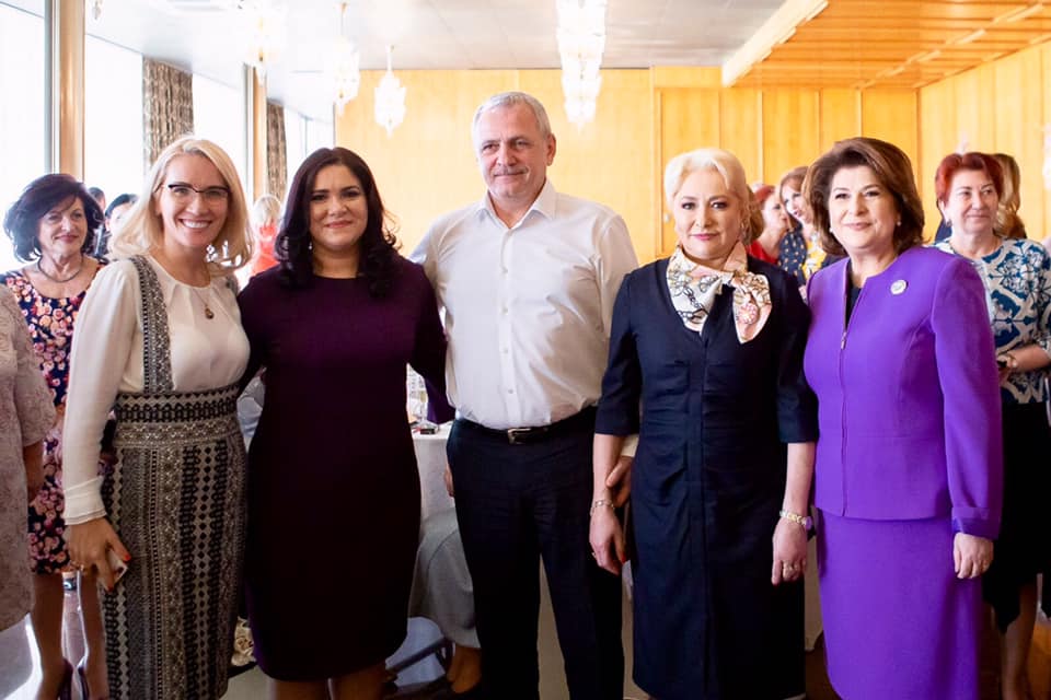 FOTO | Liviu Dragnea şi iubita sa, Irina Tănase, alături de femeile din PSD, de 8 martie. Petrecerea s-a ţinut la o vilă de protocol a statului