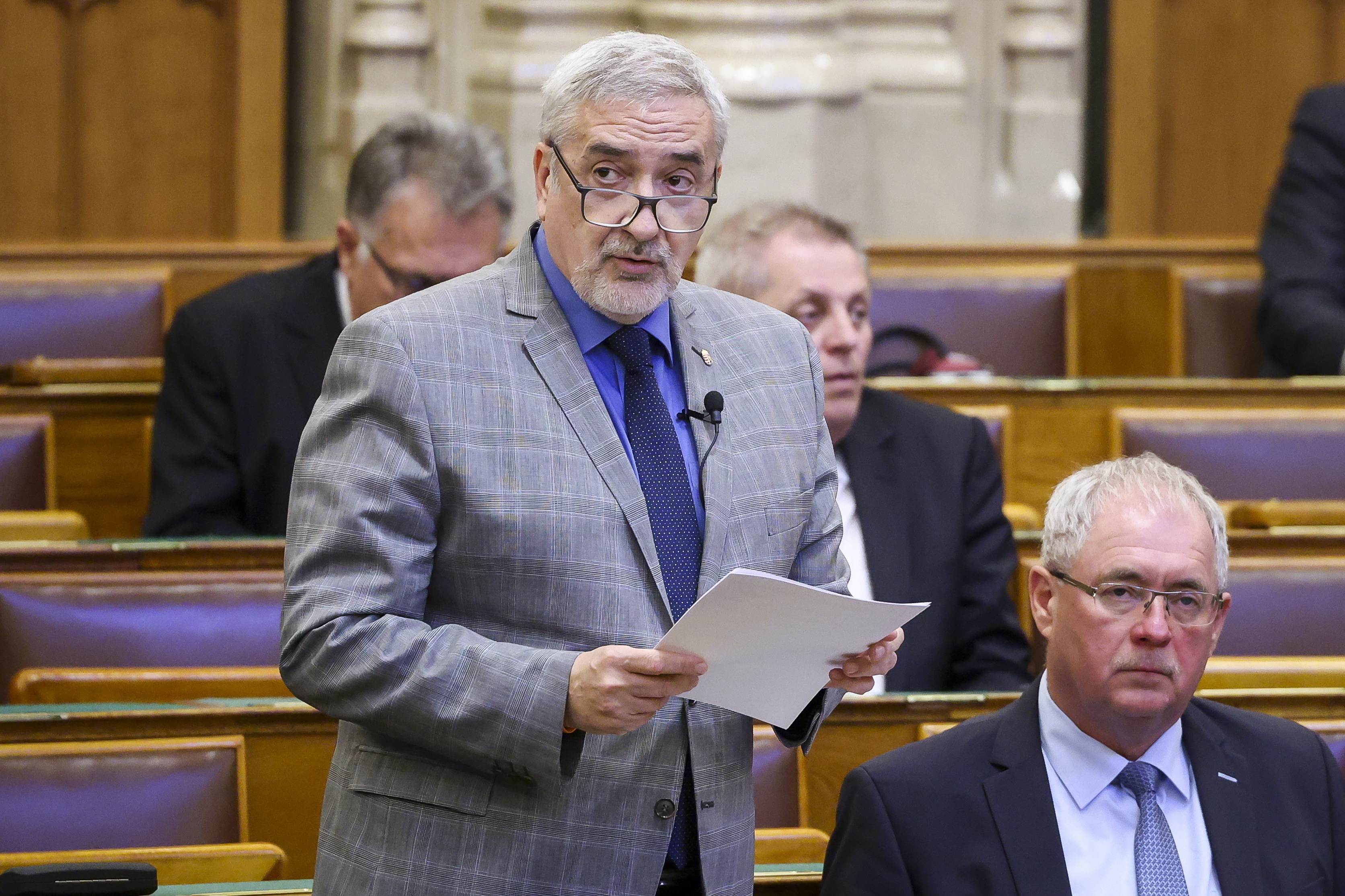 Csak a nyakkendő különbözött: a fideszes Halász János egy hónap alatt kétszer is szó szerint ugyanazt a felszólalást mondta el a parlamentben – videó