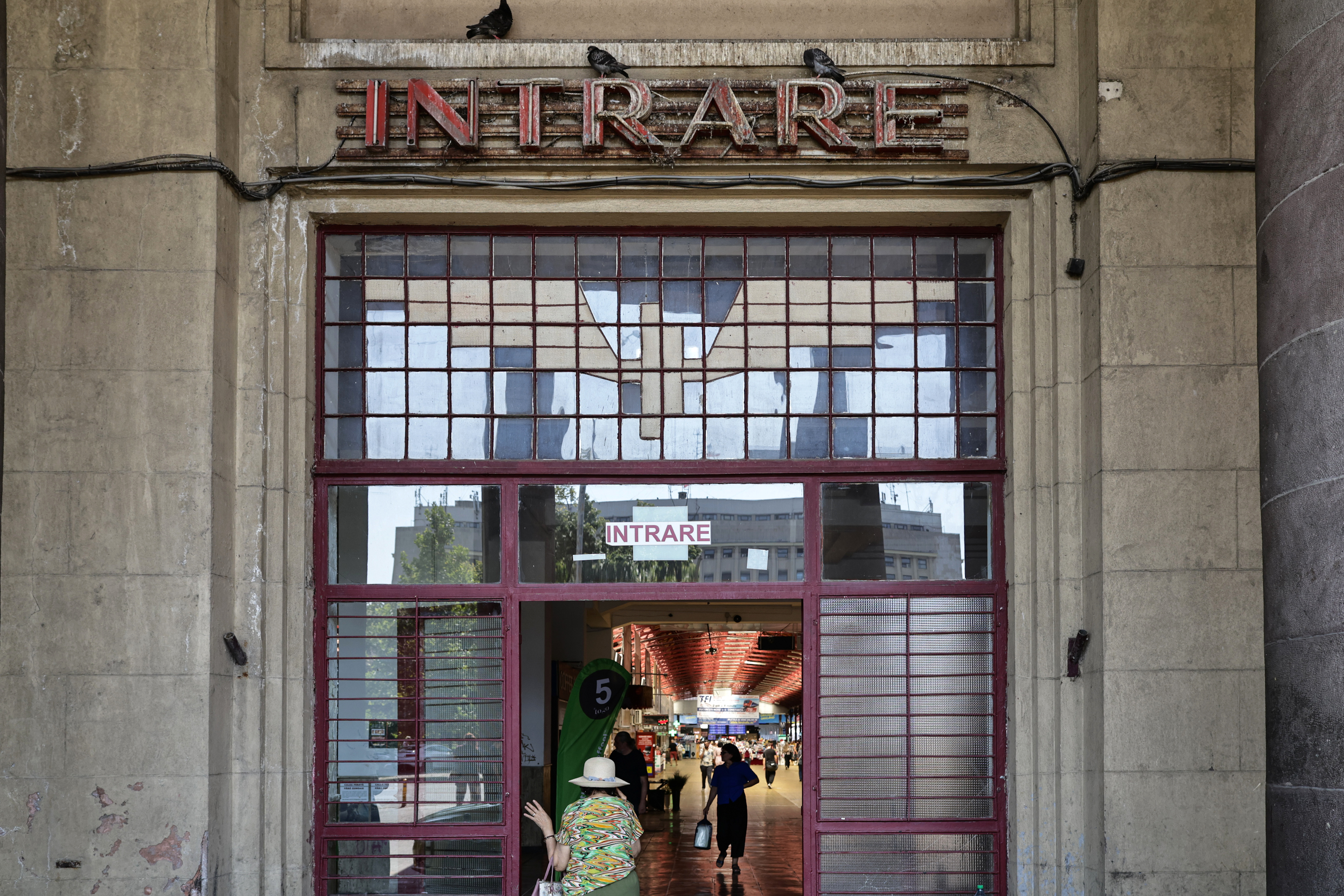 Icoane, merdenele și chiloți. Între istorie și mizerie: ce s-a ales de una dintre cele mai importante clădiri din București