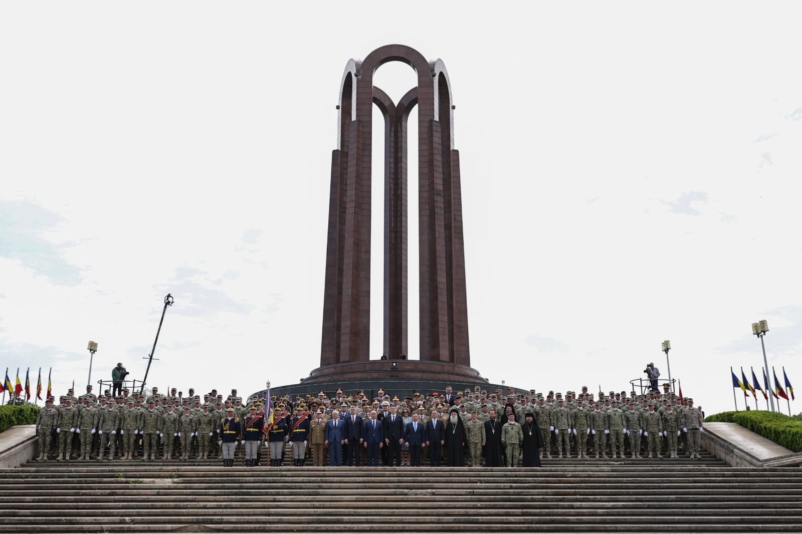 Ziua Forțelor Terestre 2025. Ilie Bolojan a vizitat fără Marcel Ciolacu expoziția de echipamente și tehnică militară din Parcul Carol | VIDEO