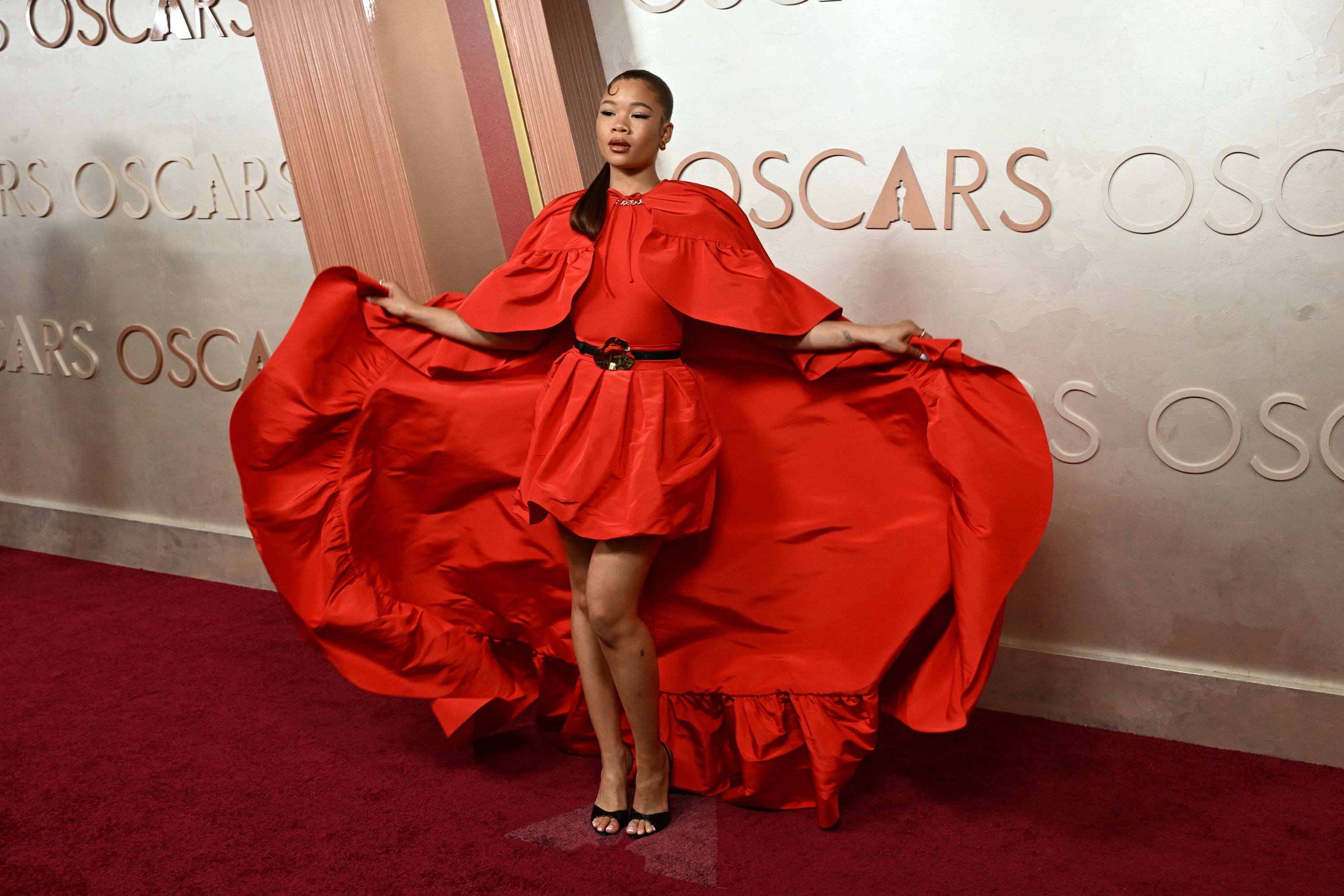 Imagini cu cel mai prost îmbrăcate vedete la Oscar 2025. Ariana Grande conduce lista cu o rochie voluminoasă, în timp ce Cynthia Erivo a adoptat un stil à la Dracula