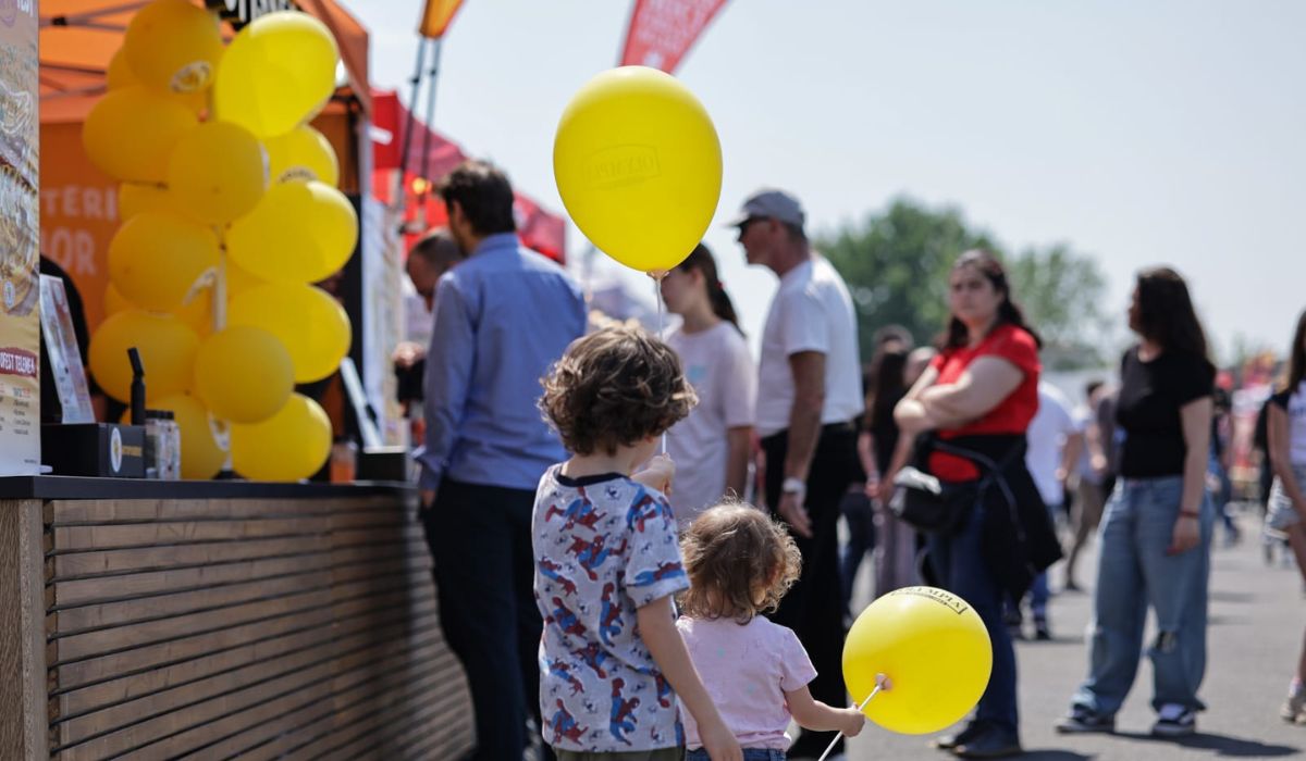 Primul festival al micilor în București: o echipă de bucătari a doborât recordul pentru cel mai lung mic realizat vreodată