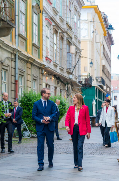 Roberta Metsola s-a plimbat în Timișoara alături de Dominic Fritz: „I-am arătat semnele gloanţelor care au mai rămas pe clădirile noastre” 