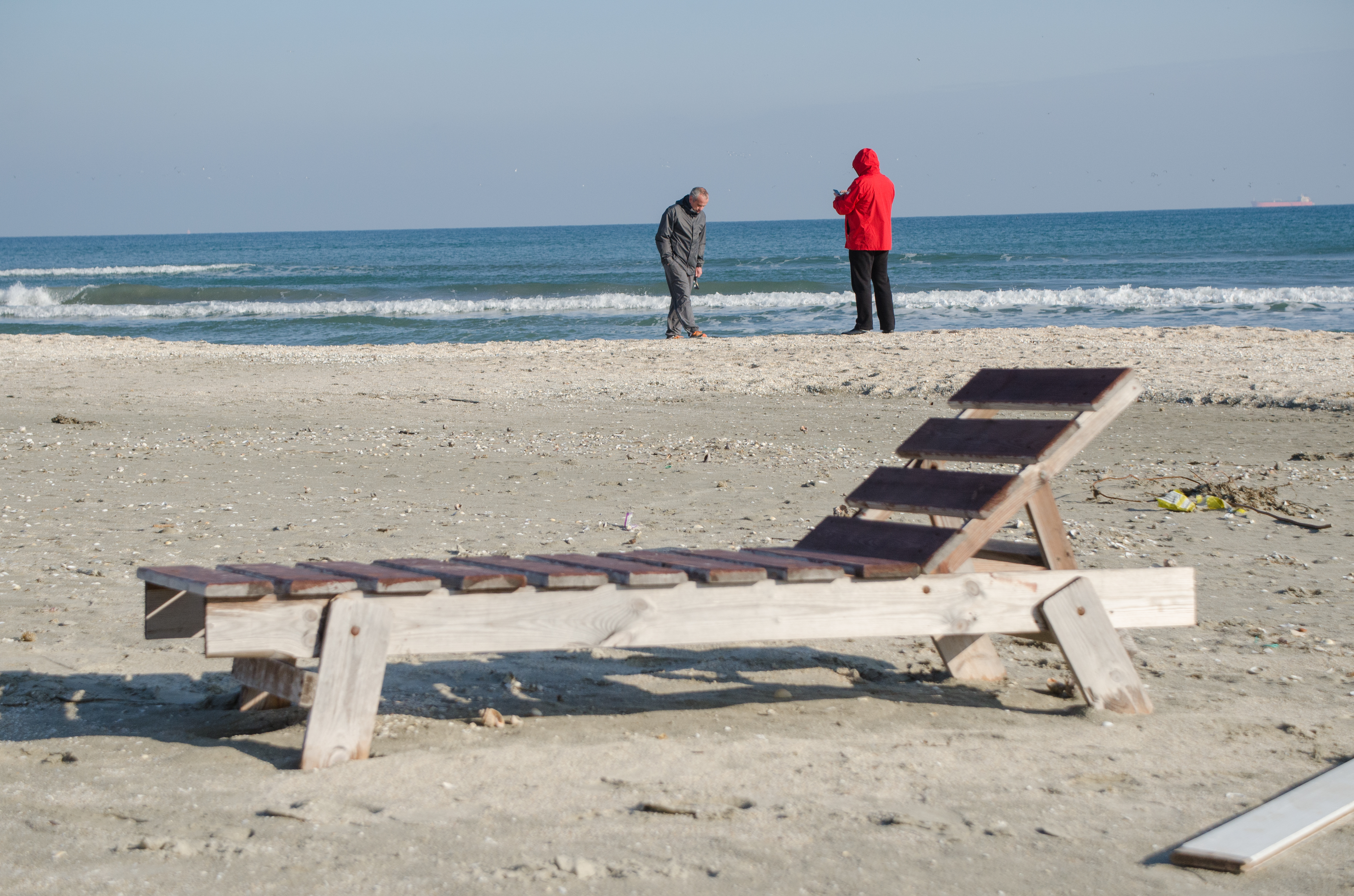 GALERIE FOTO/Ultima zi din an la malul mării. Plaja din Mamaia pe 31 decembrie, la 10 grade Celsius