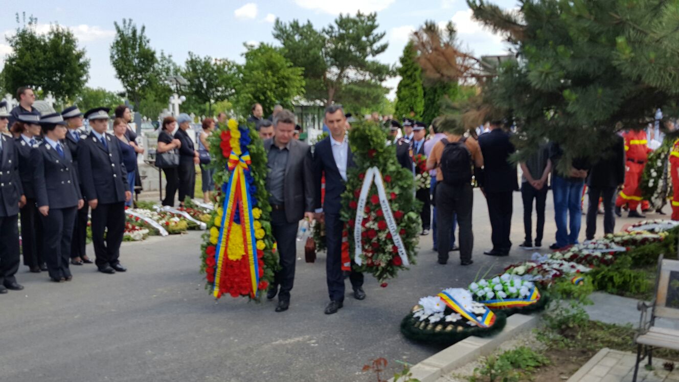 Sute de persoane au plâns pe membrii echipajului SMURD decedați în Republica Moldova | GALERIE FOTO