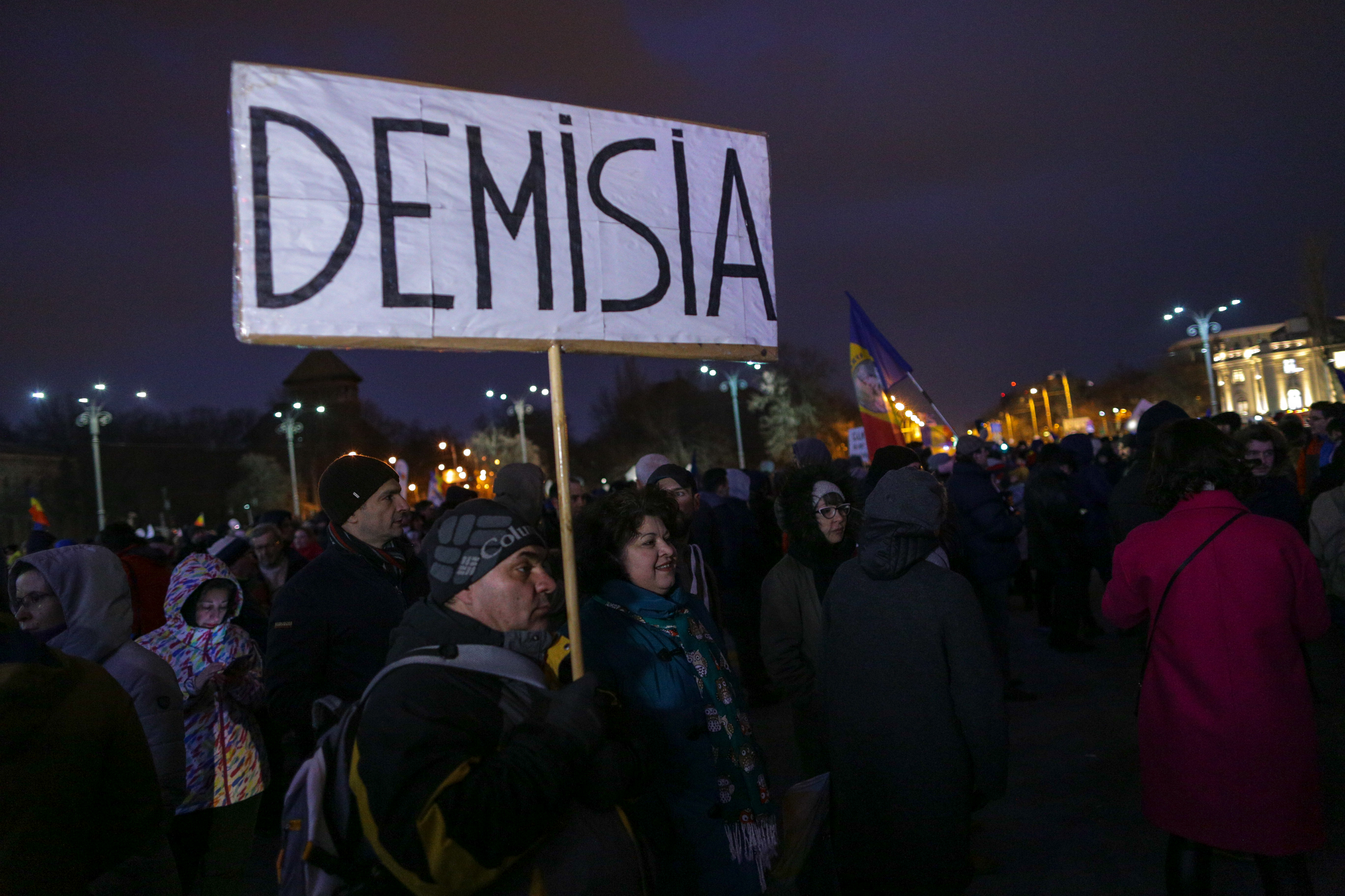 VIDEO/ Proteste în București, în fața Guvernului, și în principalele orașe din țară. Cioloș și Barna, prezenți în Piața Victoriei