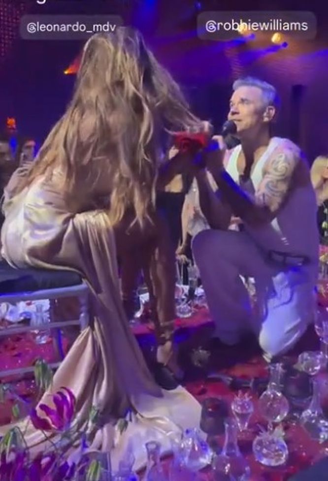 Robbie Williams, în genunchi în fața Mădălinei Ghenea. Moment spectaculos la petrecerea unui milionar italian