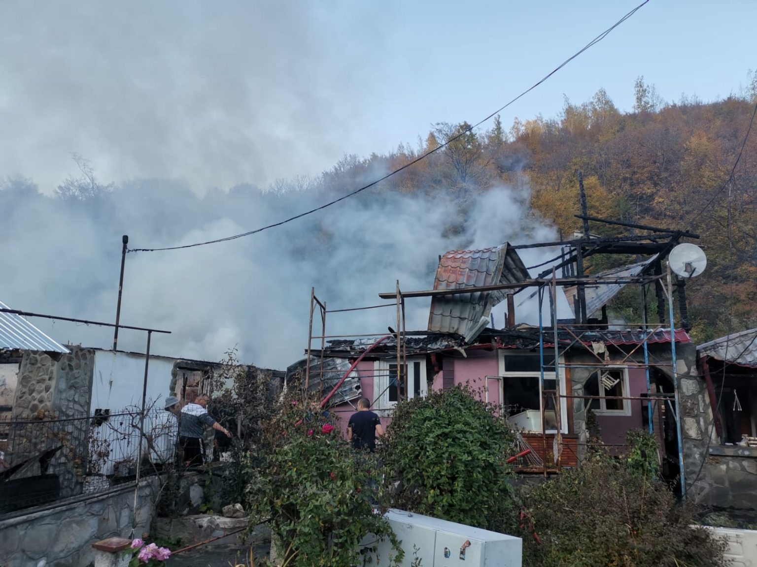 Trei case au ars într-un incendiu în comuna Siriu. Patru oameni au suferit atacuri de panică
