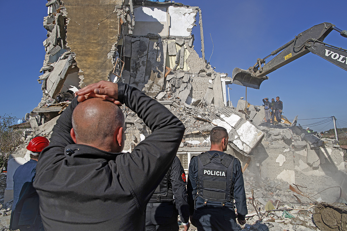 Cutremur devastator în Albania: 40 de morți și 658 de răniți. Momentul în care s-a produs seismul, surprins de camerele de supraveghere