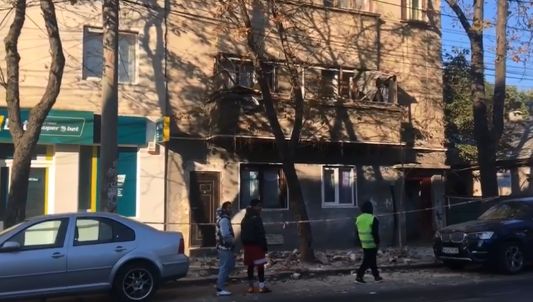 Pagube la o clădire din Sectorul 2 al Capitalei după cutremur. "Putea să cadă, să moară lume, cine răspunde?" | FOTO