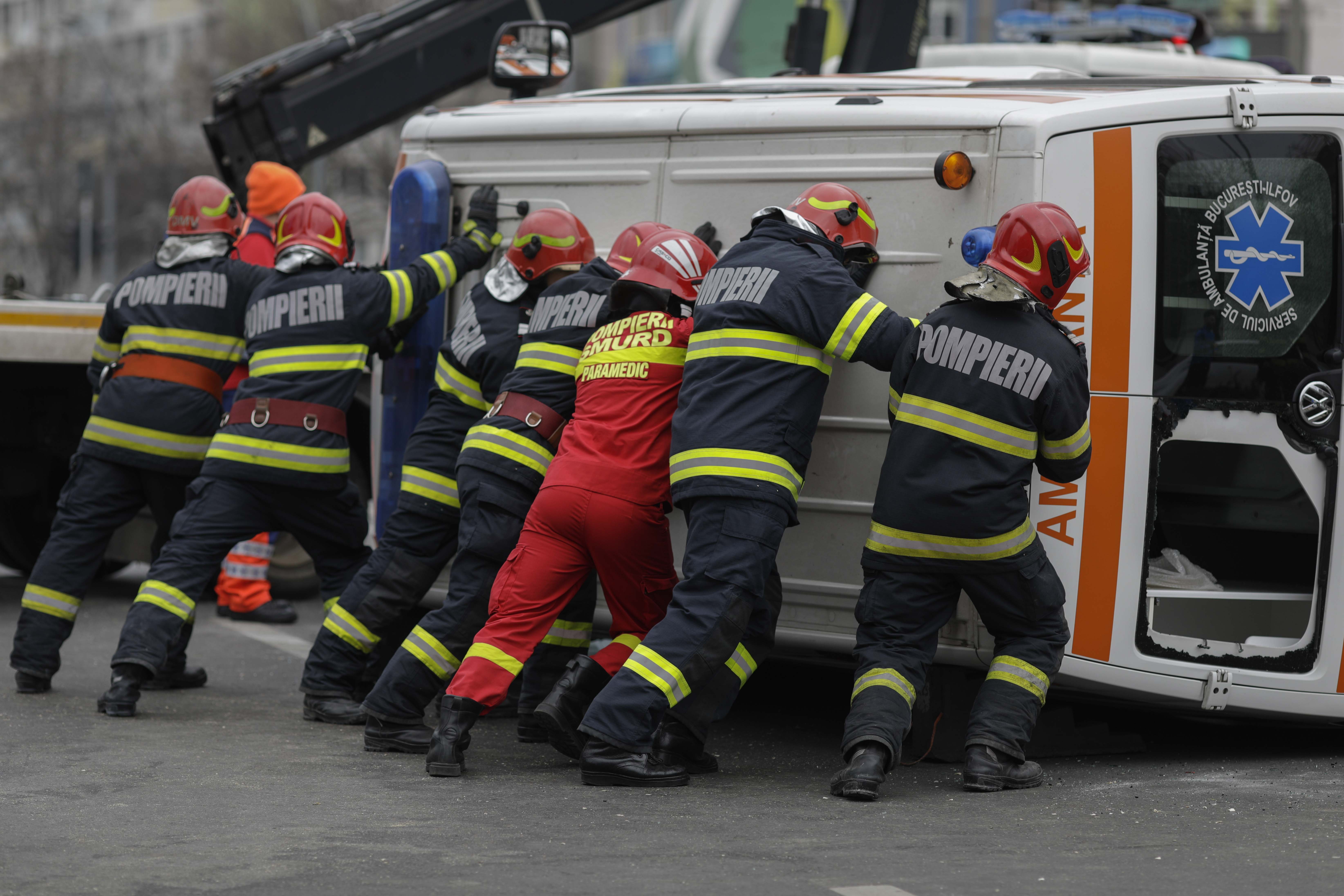 O ambulanță care transporta un pacient s-a răsturnat în centrul Bucureștiului după ce a fost lovită