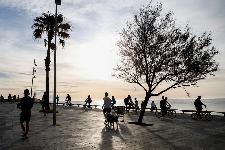 FOTO | Prima zi de relaxare a măsurilor din Spania: “Jumătate din populația Barcelonei face jogging sau merge cu bicicleta”. Premierul vrea prelungirea stării de alarmă