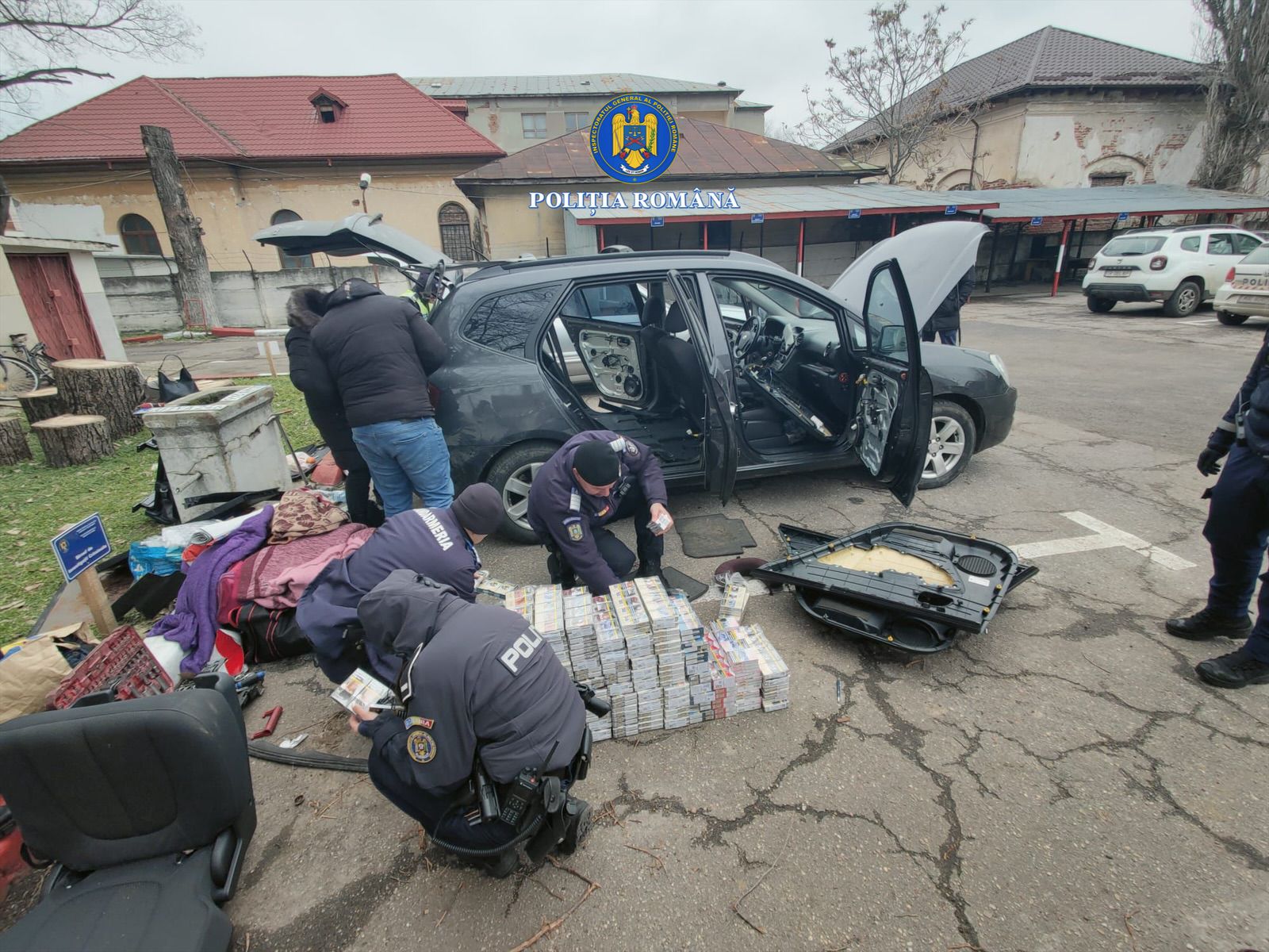 Un șofer a ascuns 8 metri pătrați de pachete cu țigări într-o Dacia Duster, la Roșiorii de Vede