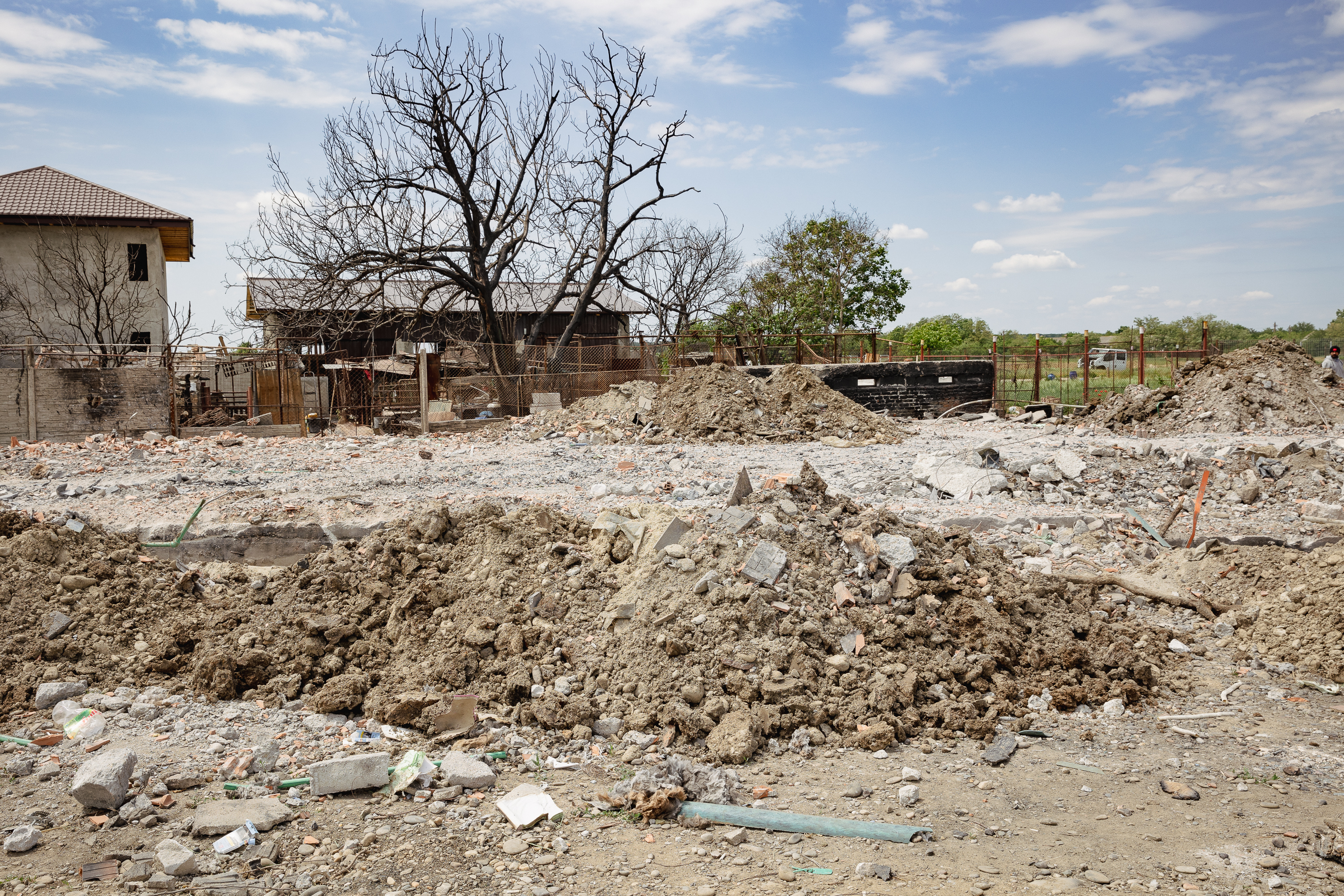 REPORTAJ. La nouă luni de la exploziile din Crevedia, oamenii acceptă posterul primarului pe poartă și oferta de despăgubiri a patronilor stației GPL: „Nu e de-ajuns, dar ce să facem?”