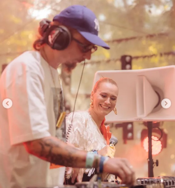 Cum s-a descurcat Andreea Esca în postura de DJ la UNTOLD 2022. Prezentatoarea a apărut alături de Aris Melkior, fiul ei