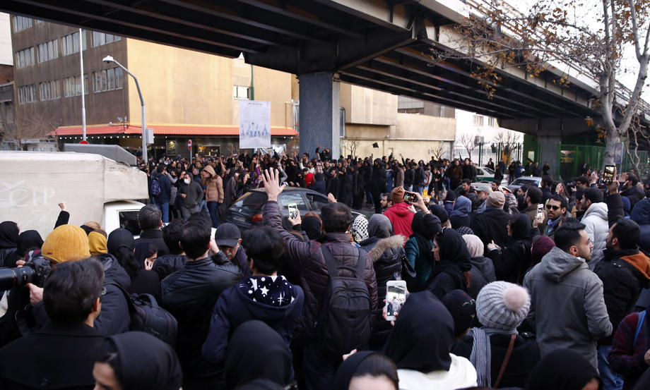 Manifestație rară la Teheran: mii de iranieni au ieșit în stradă și au strigat „moarte dictatorului”