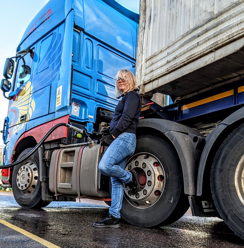 "Madonnánál kiadták, hogy nem lehet ránézni sem" - Világsztárok cuccait szállítja a magyar kamionos csaj: Lina elárulta, kik a legjobb fejek
