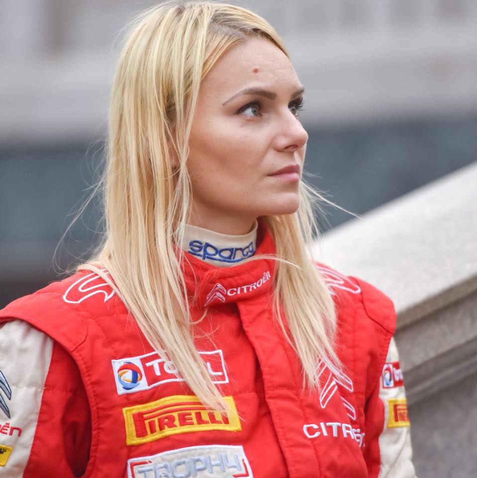 La dreapta - femei, la stânga - femei. Chipurile frumoase de la Raliul Transilvaniei 2019. Victorie pentru Simone Tempestini. Mihaela Dobranici, pe locul 9
