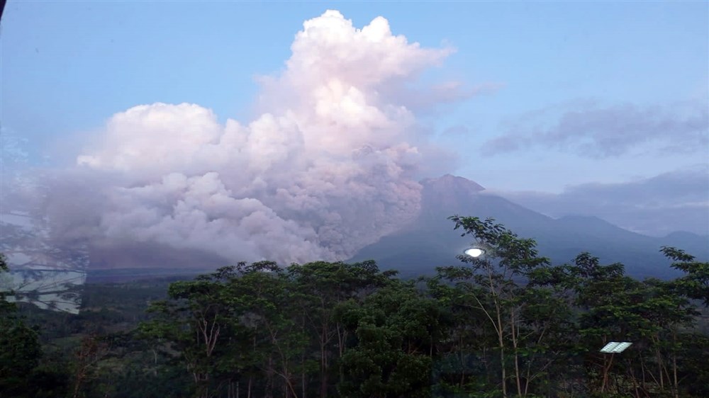 Vulcanul Semeru din Indonezia a erupt. Sute de localnici, evacuați din calea norilor imenși de fum și cenușă