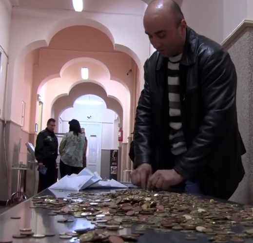 A plătit amenda cu sacoșa de monede FOTO&VIDEO