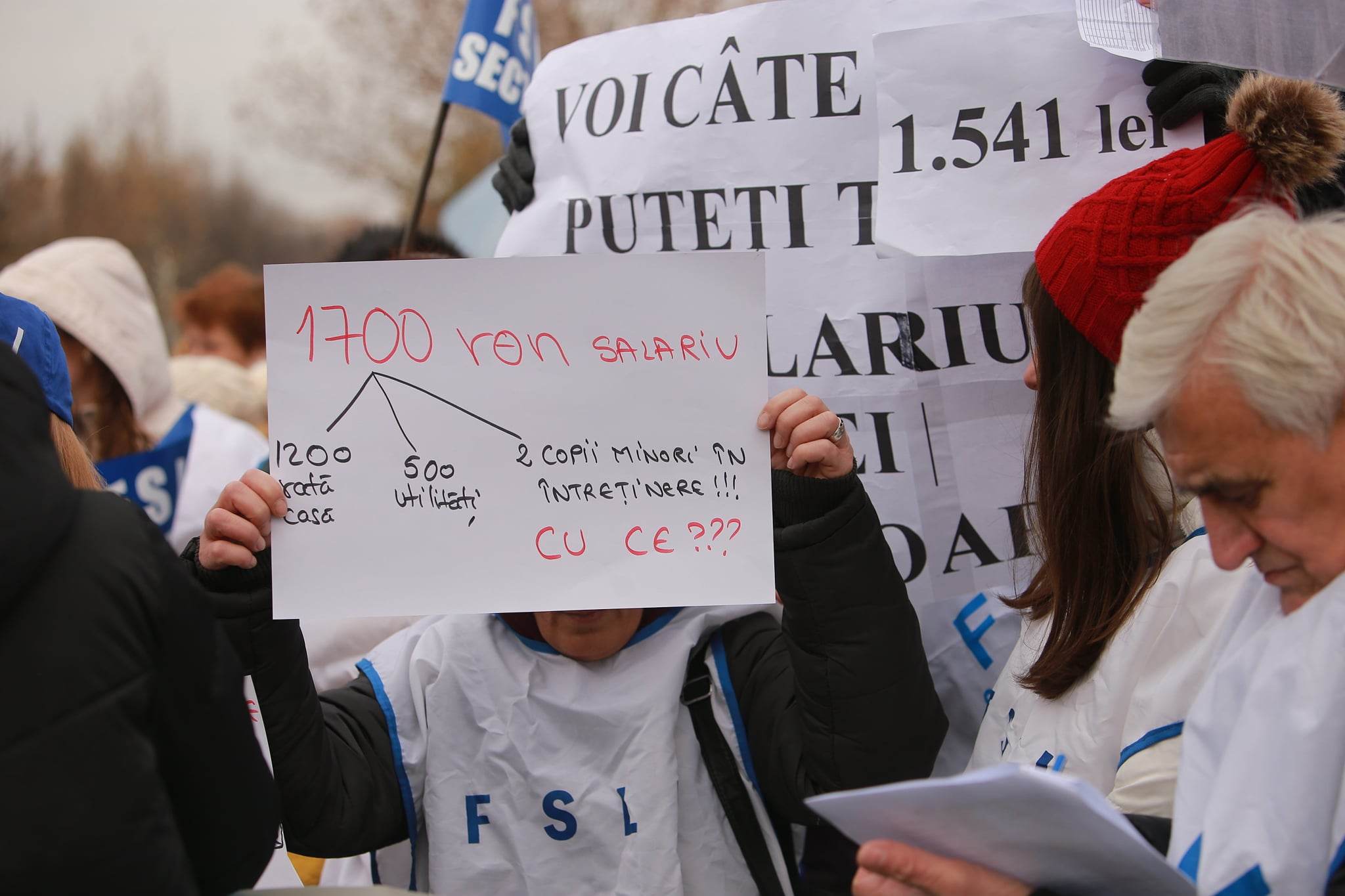 Angajații din Educație au protestat în fața Parlamentului. Ce revendicări au avut