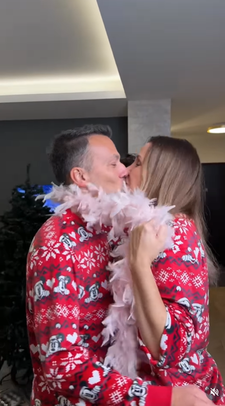 Imagini inedite cu Chef Ștefan Popescu și familia lui, în timp ce împodobesc bradul de Crăciun. „Vă arătăm puțin din atmosfera noastră”