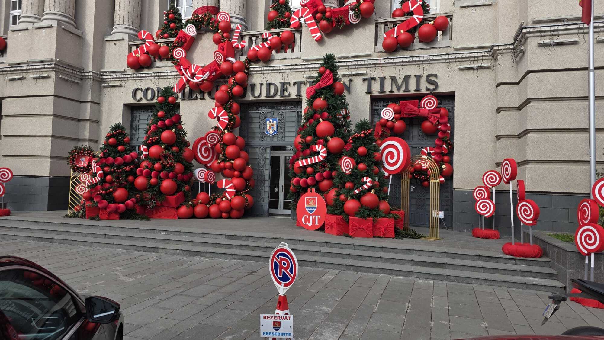 Cât a costat împodobirea festivă a „celui mai instagramabil loc din Timișoara” și a Consiliului Județean Timiș. Motivul pentru care achizițiile nu apar pe SEAP