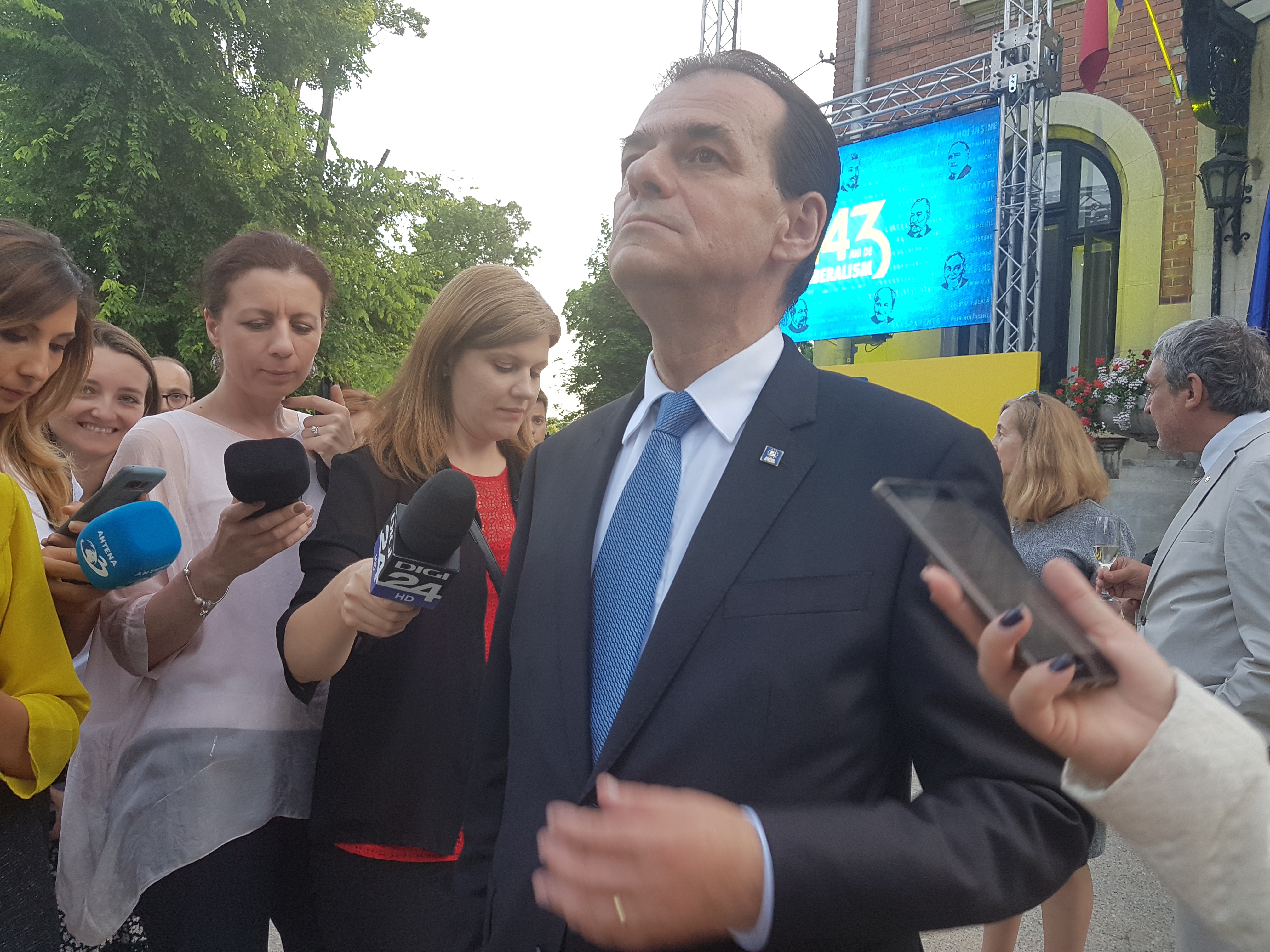 REPORTAJ / PNL a aniversat 143 de ani în grădina sediului central, cu cântece despre unire; Orban, mesaj de unitate (PNL)