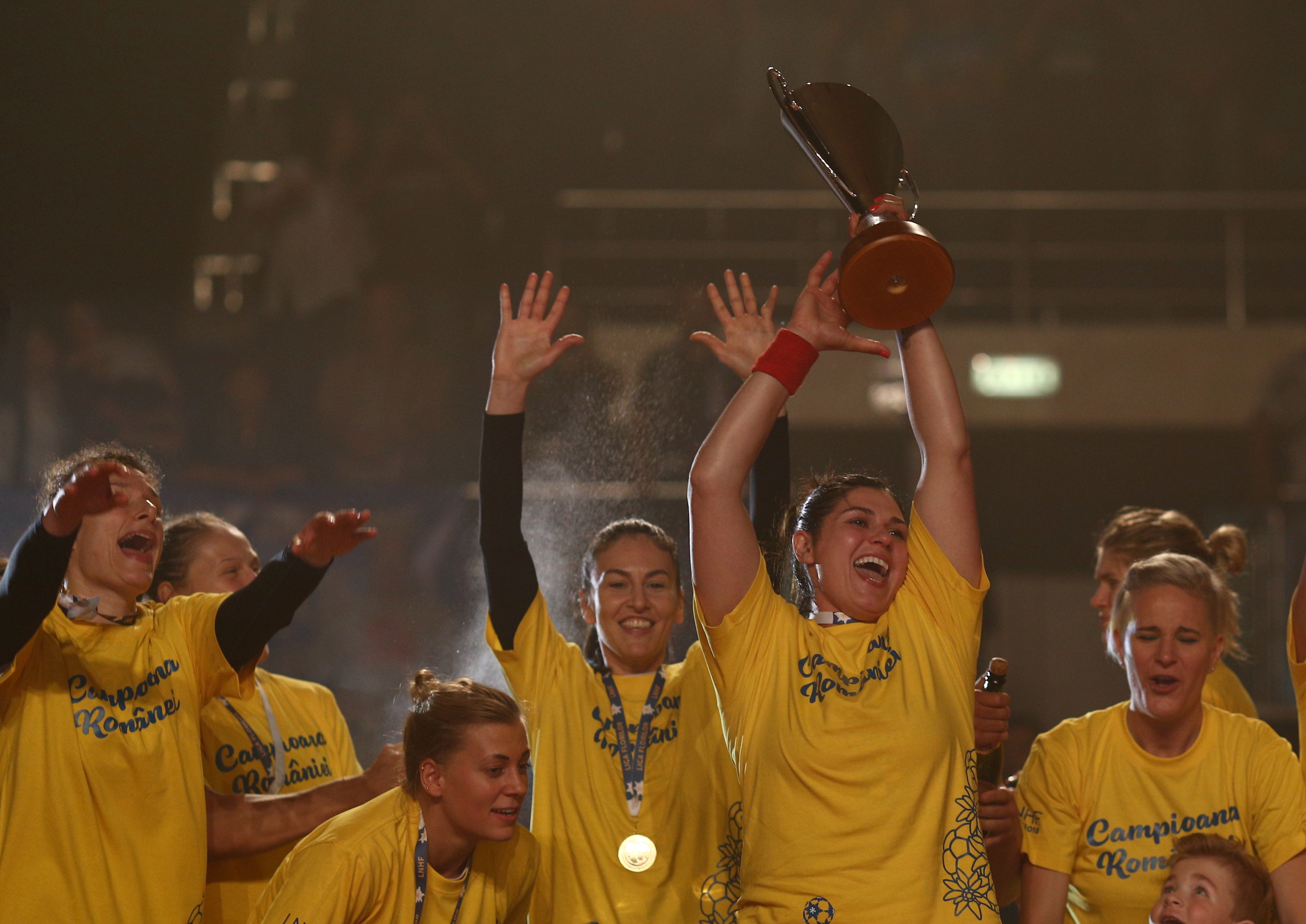 Petrecerea de titlu a handbalistelor CSM București. Au primit medaliile de campioane ale Ligii Naționale de handbal feminin