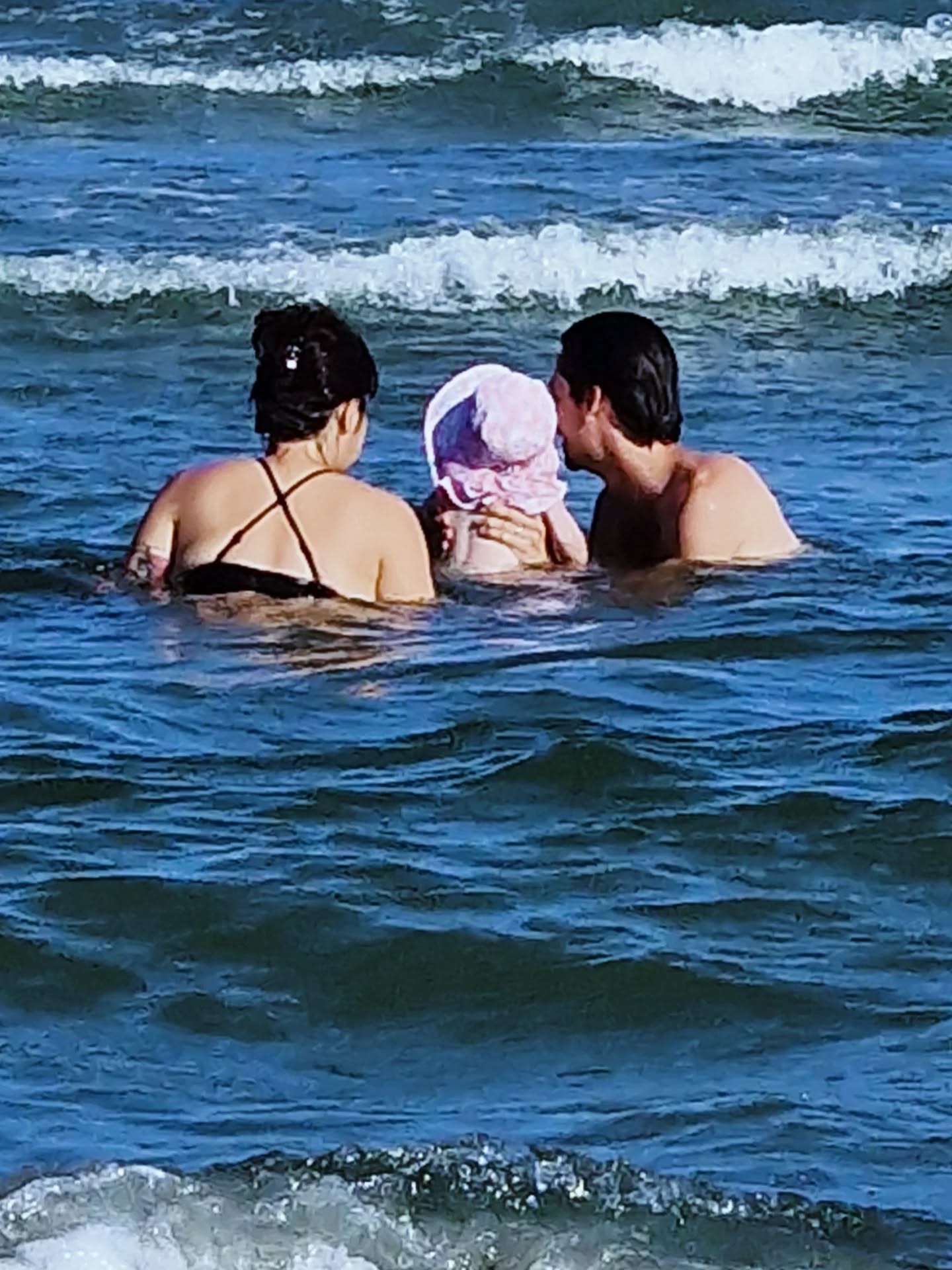 Anca Țurcașiu, surprinsă la plajă, în costum de baie, alături de nepoțica ei: „Așa arată cea mai fericită bunică”. Fanii au reacționat