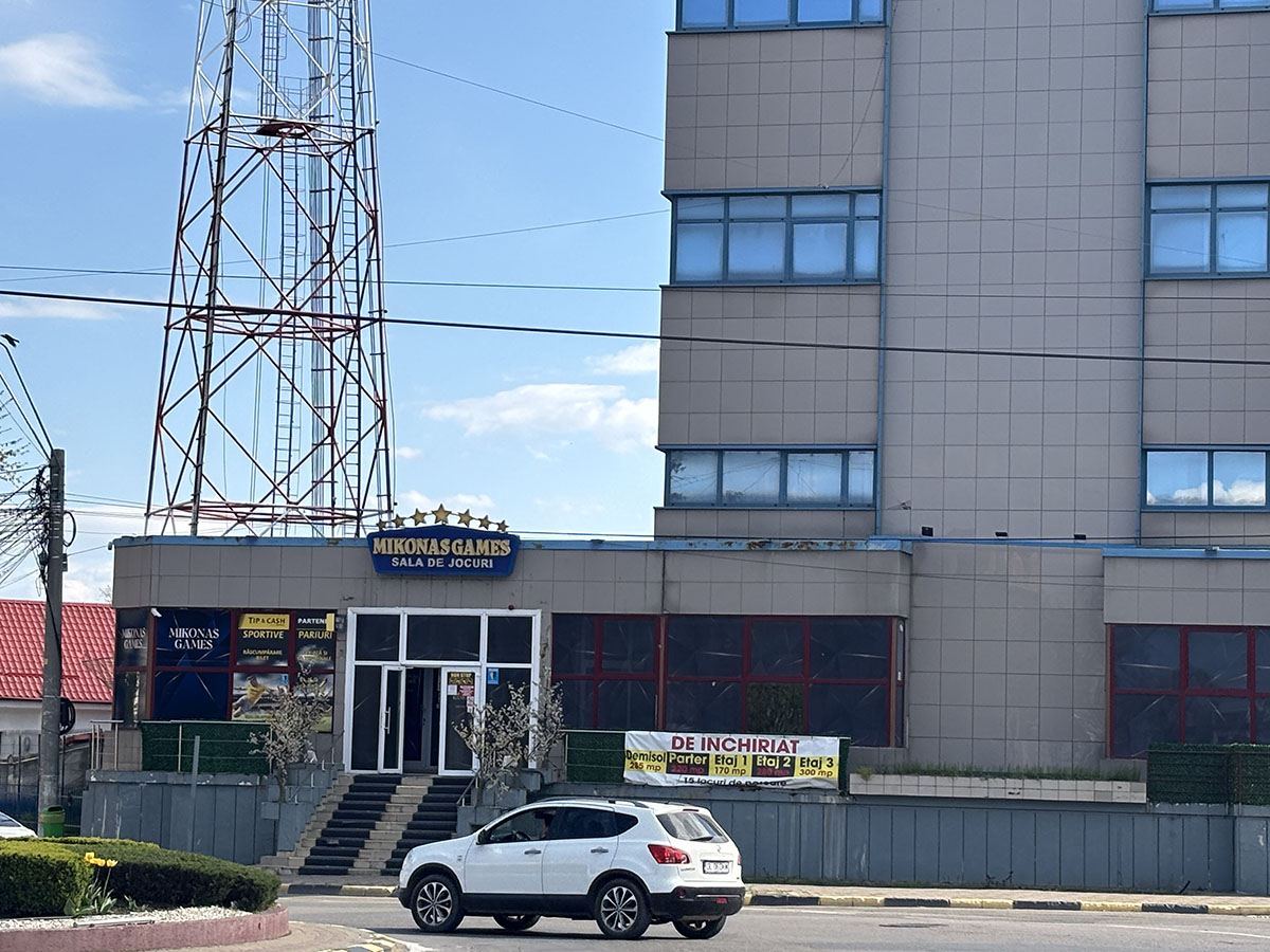 Tecuci, capitala păcănelelor. „Moși și romi mai suntem. Dacă n-ar fi păcănelele, ne-am sparge dinții zilnic”