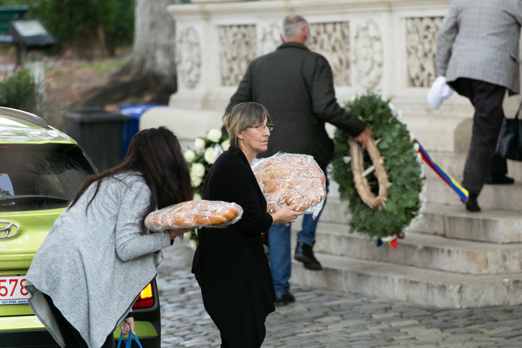 UPDATE | Tamara Buciuceanu Botez a fost înmormântată cu onoruri militare la Cimitirul Sf. Vineri din Capitală. Sute de oameni au venit să-i aducă un ultim omagiu