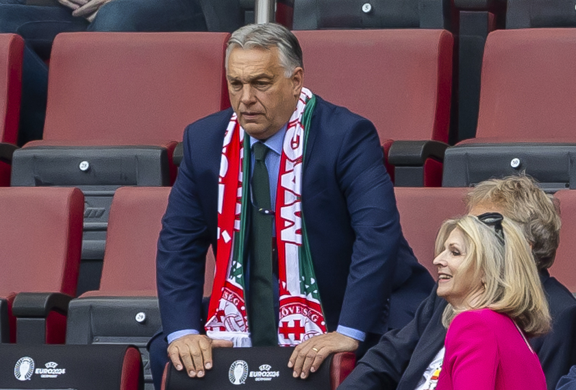 Így csapódott az autó Orbán Viktor konvojába: brutális fotók a helyszínről