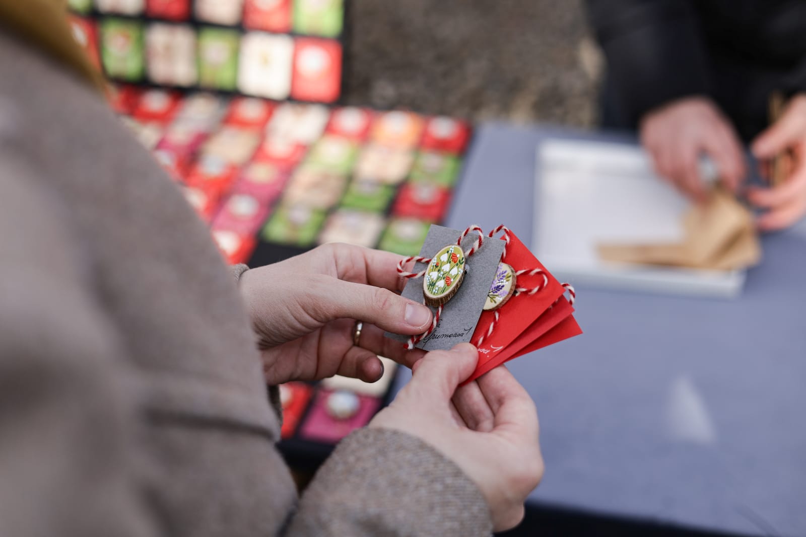 De la mărțișoare handmade la adevărate bijuterii din aur și argint: ce prețuri găsești la Târgul Mărțișorului 2026