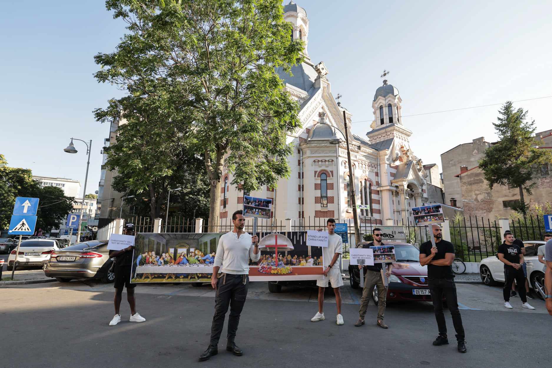 Frații Tate, judecați pentru viol și trafic de persoane, protest în fața Ambasadei Franței pentru „susținerea creștinismului”. Ce i-a deranjat?