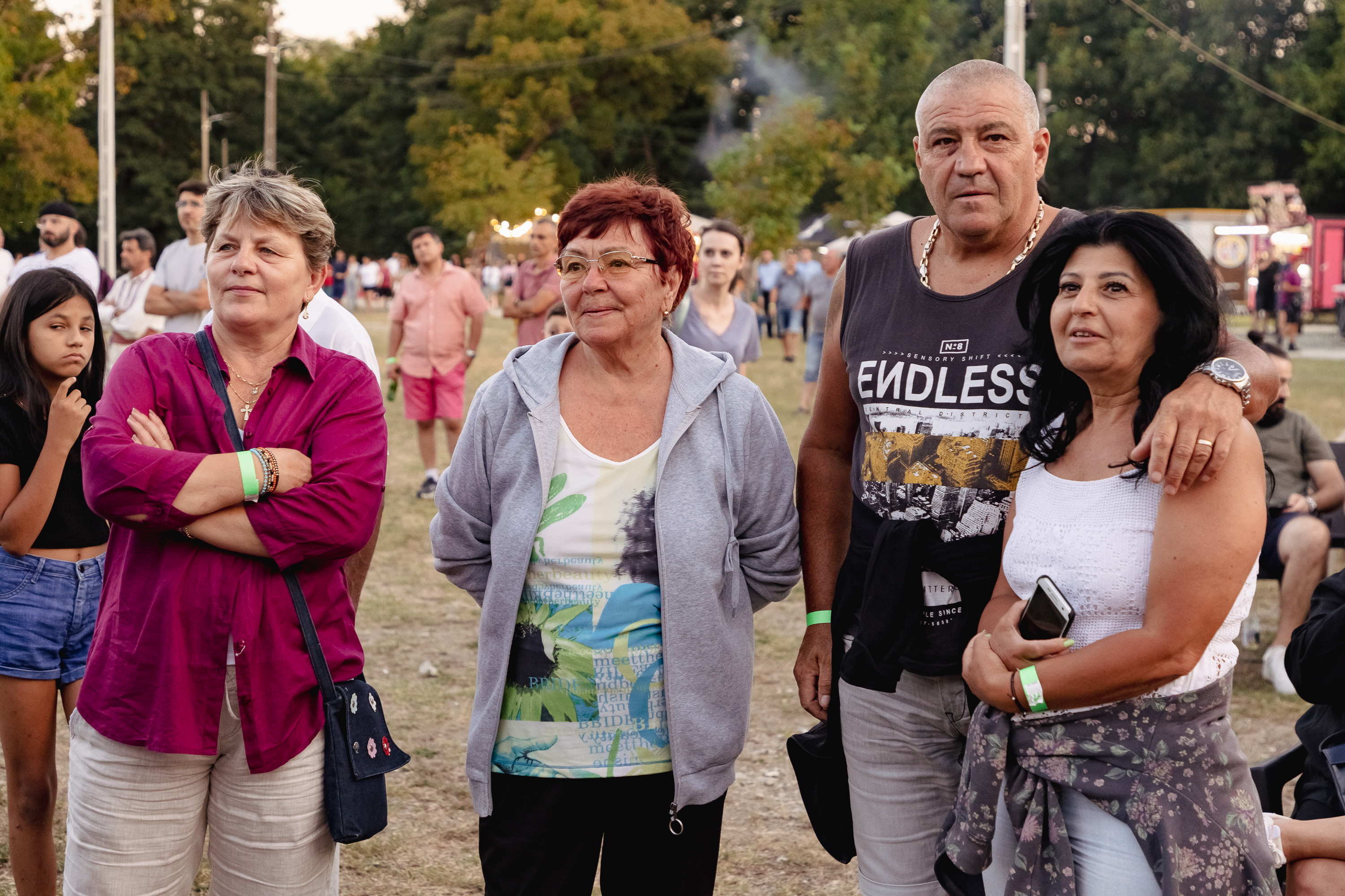 REPORTAJ Actorul Cuzin Toma a venit cu Taraful Caliu să aducă Film în Sat, la Peștișani, Gorj: „Să știe oamenii care m-au văzut crescând că joc și roluri serioase!”