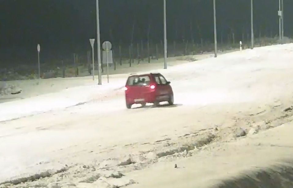 Vagánykodni próbáltak a hóban a fiatalok egy Suzuki Wagon R-rel Gödön, óriási borulás lett a vége – videó