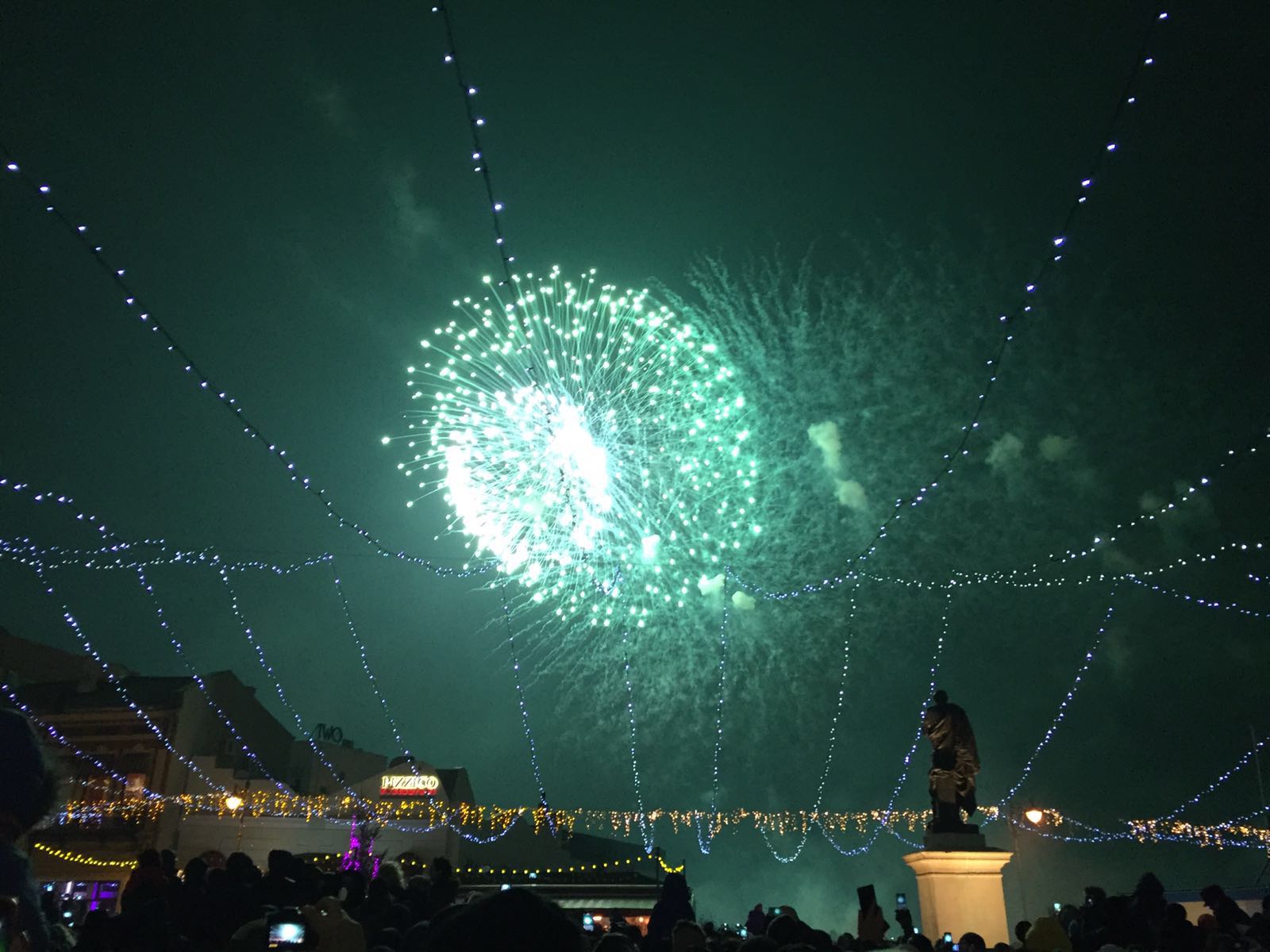 Șampanie, artificii și multă bucurie. Cum au petrecut românii de Revelion 2017 | FOTO ȘI VIDEO