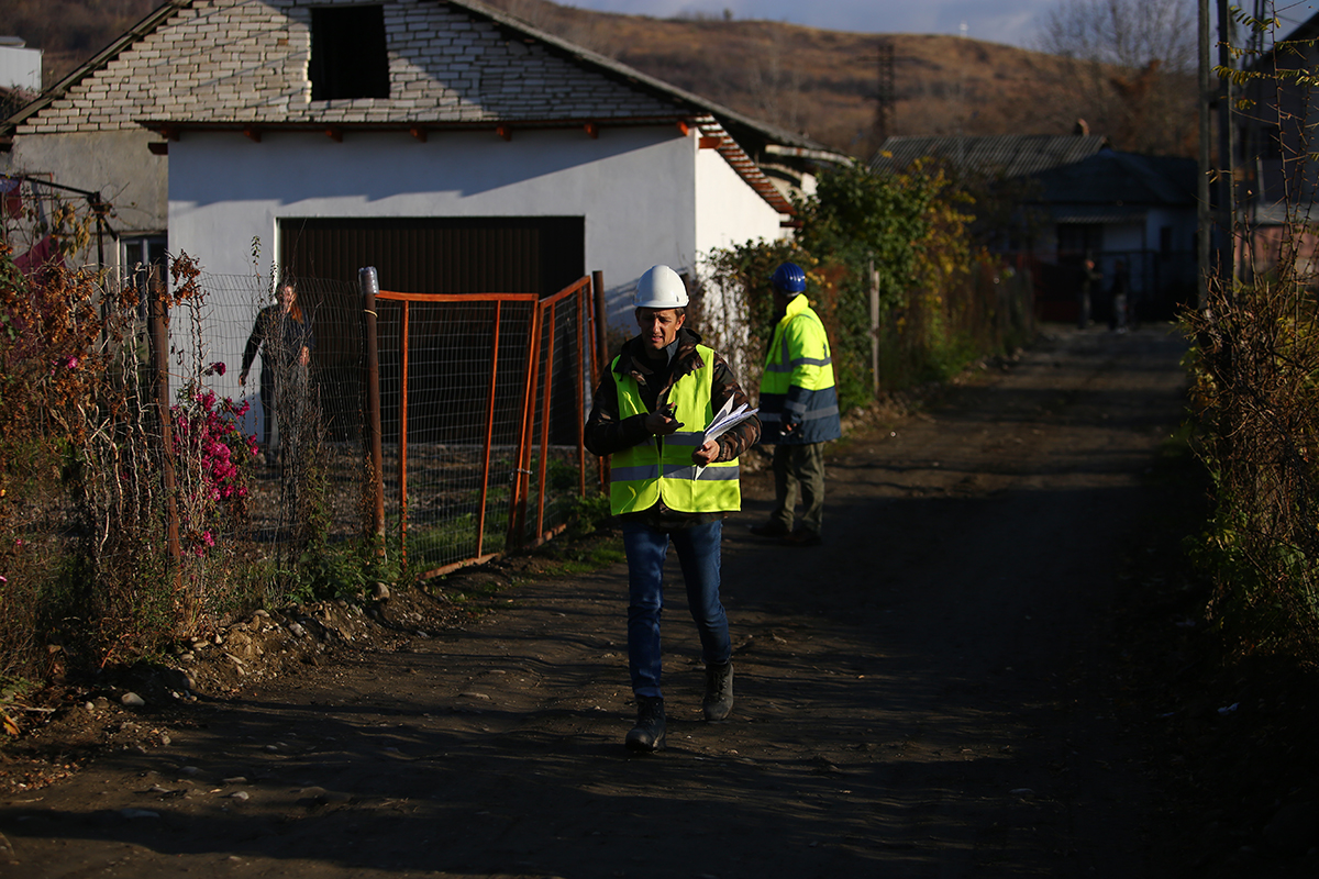 FOTOREPORTAJ. După săptămâni de tensiune, oamenii din Doiceşti au răsuflat uşuraţi când au văzut demolate ultimele turnuri ale fostei termocentrale: „Ce frumos au căzut”