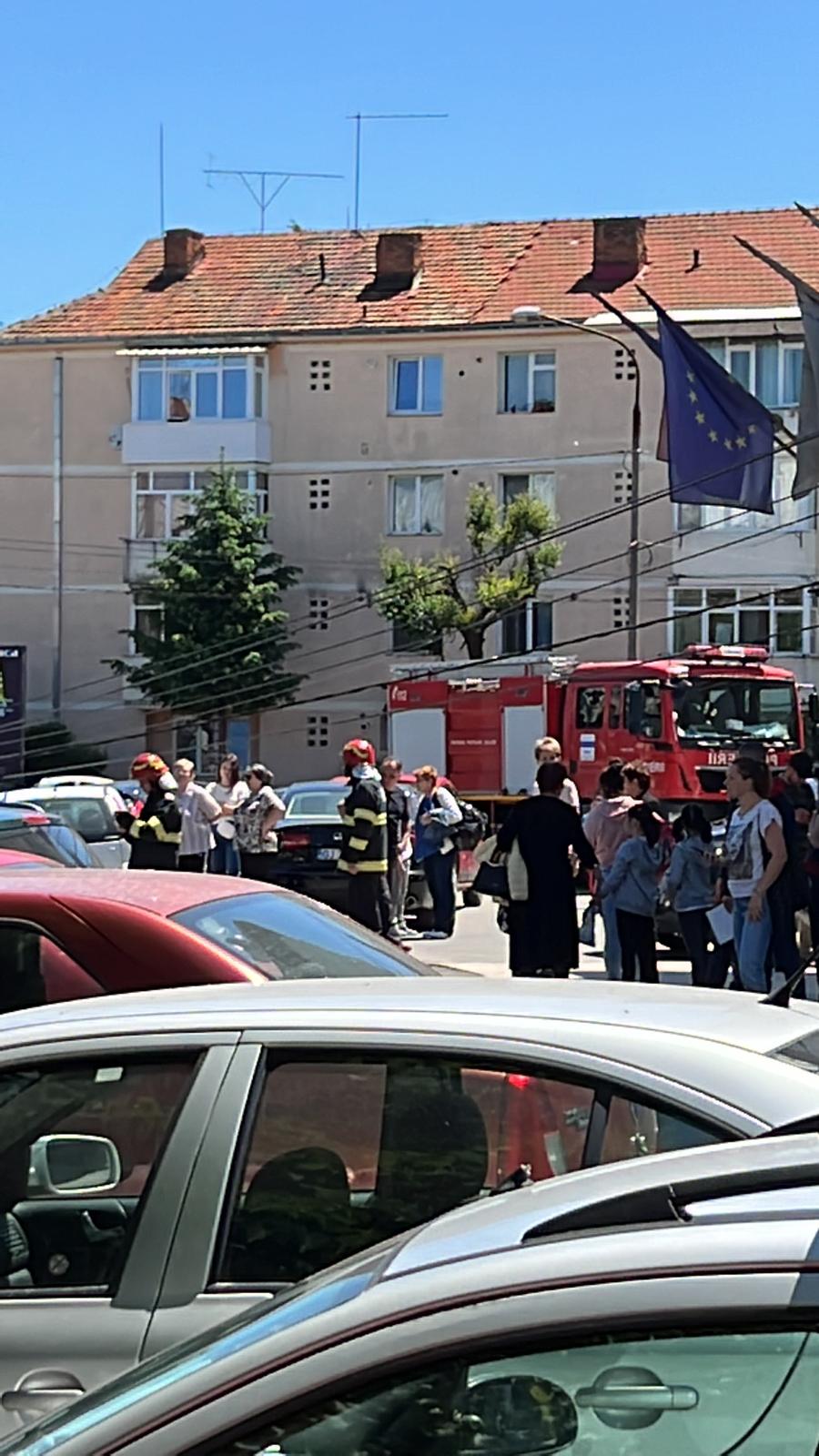 VIDEO |  Autoturism strivit sub un stâlp de curent, într-o parcare din Târgu-Jiu. Incidentul a avut loc în apropiere de o grădiniță