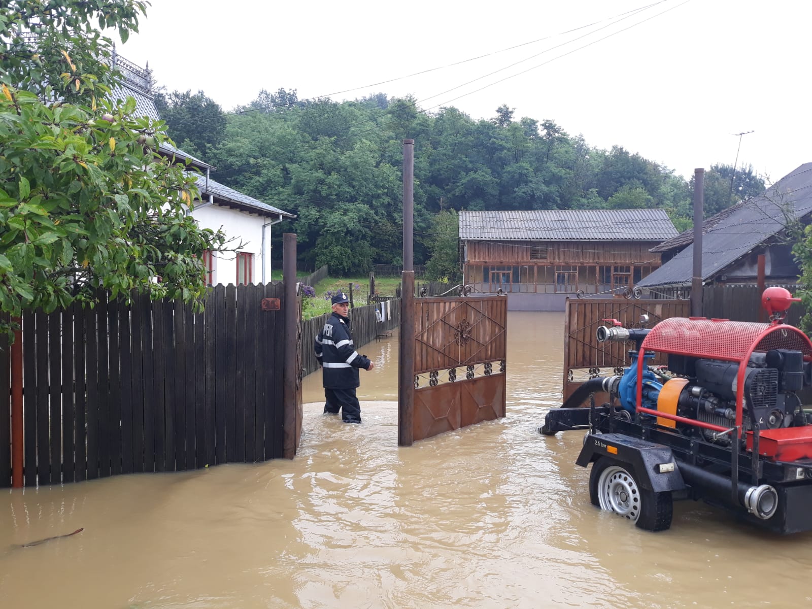 UPDATE/ Cod roșu de inundații în Vâlcea, Gorj și Argeș. Zeci de oameni au fost evacuați din case în Băbeni, Vâlcea