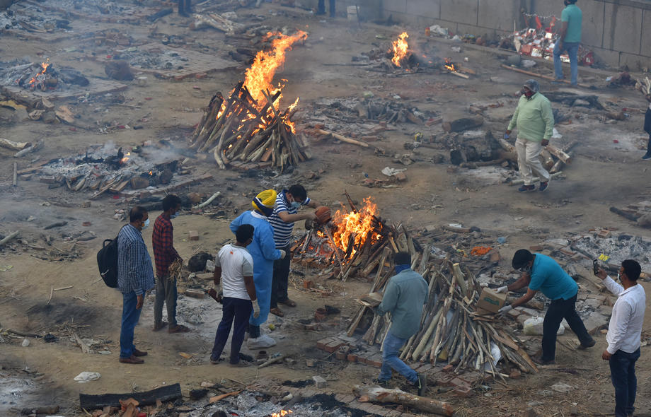 India, aproape de colaps în urma valului COVID. Parcări transformate în incineratoare
